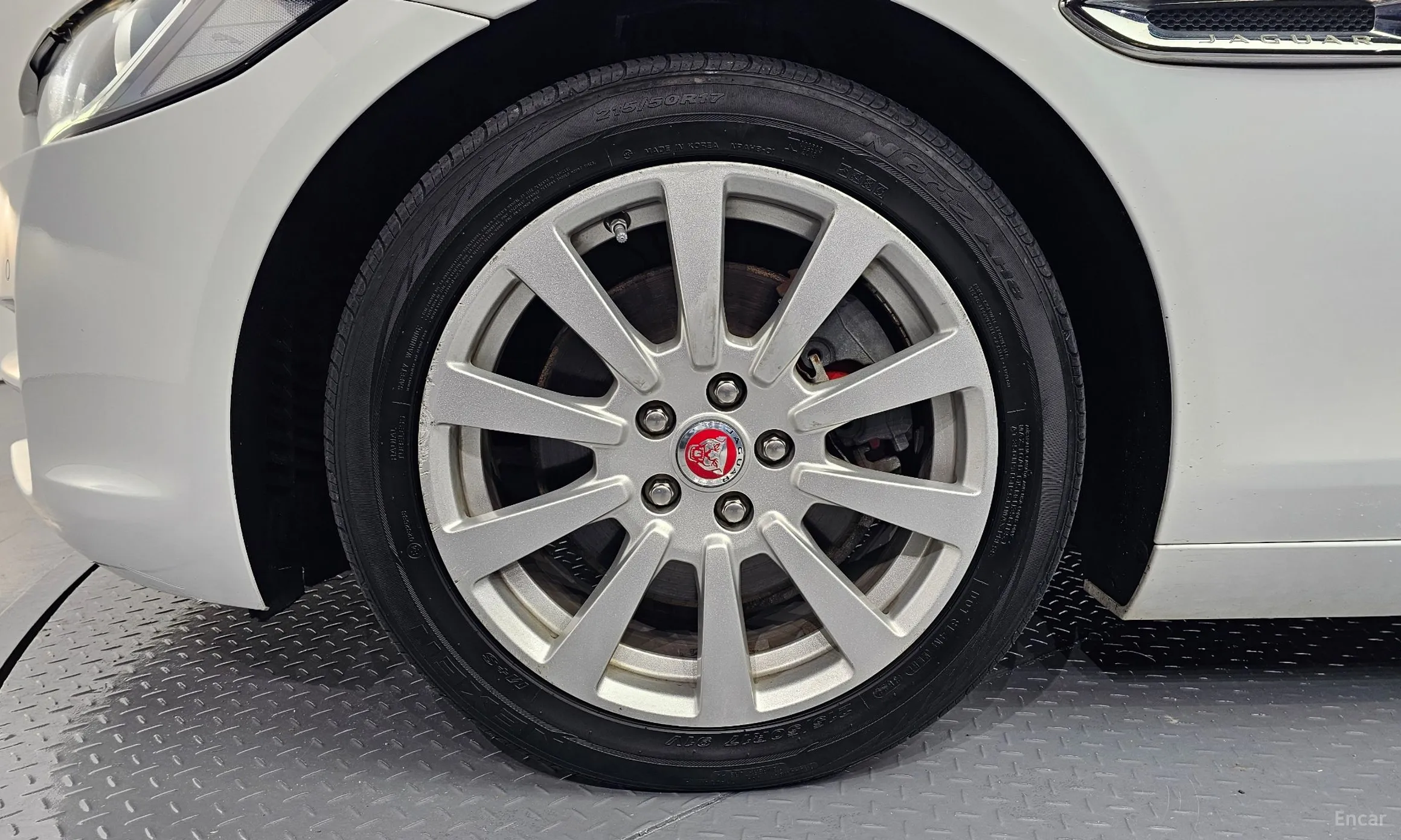 Jaguar XE превью 5