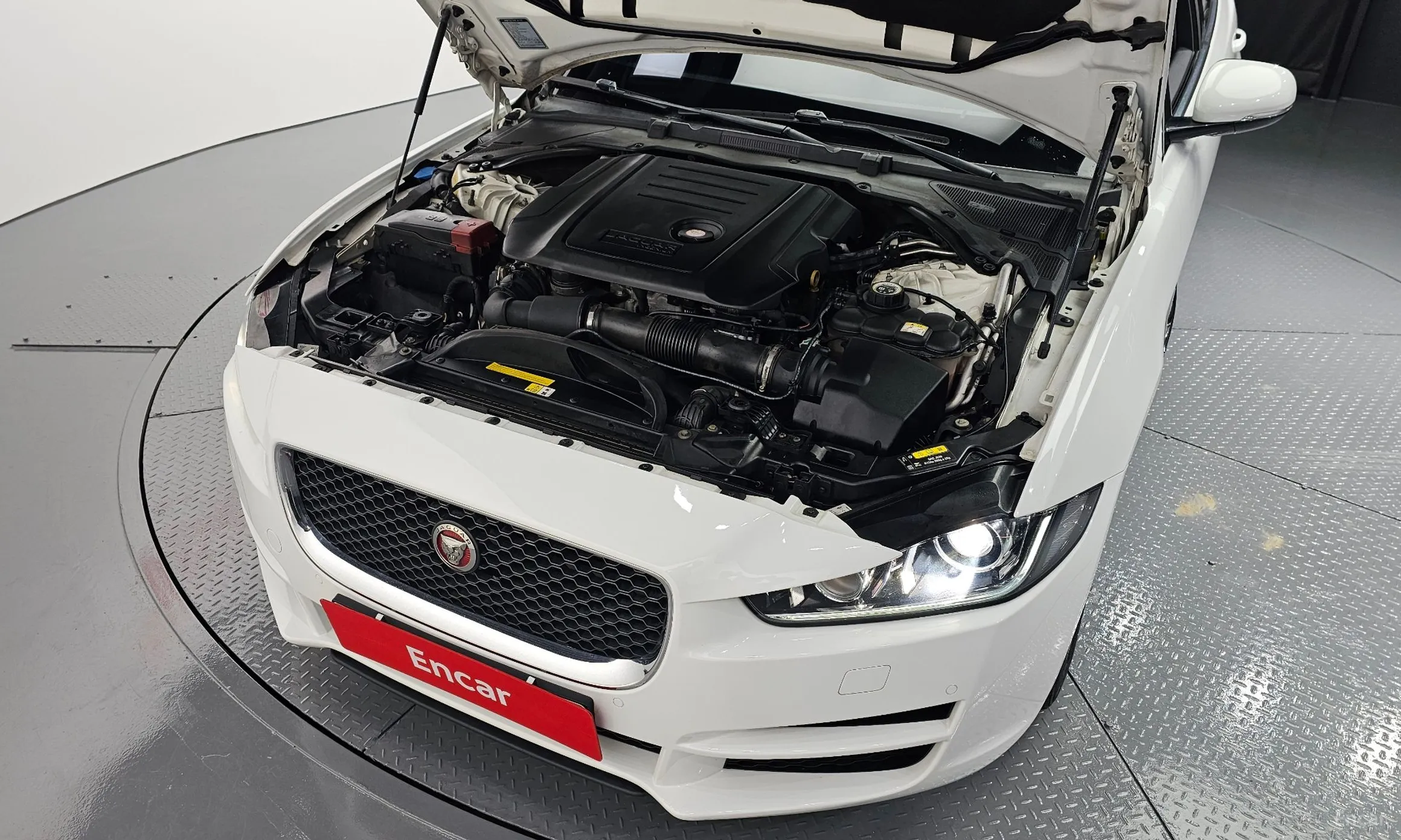 Jaguar XE превью 6