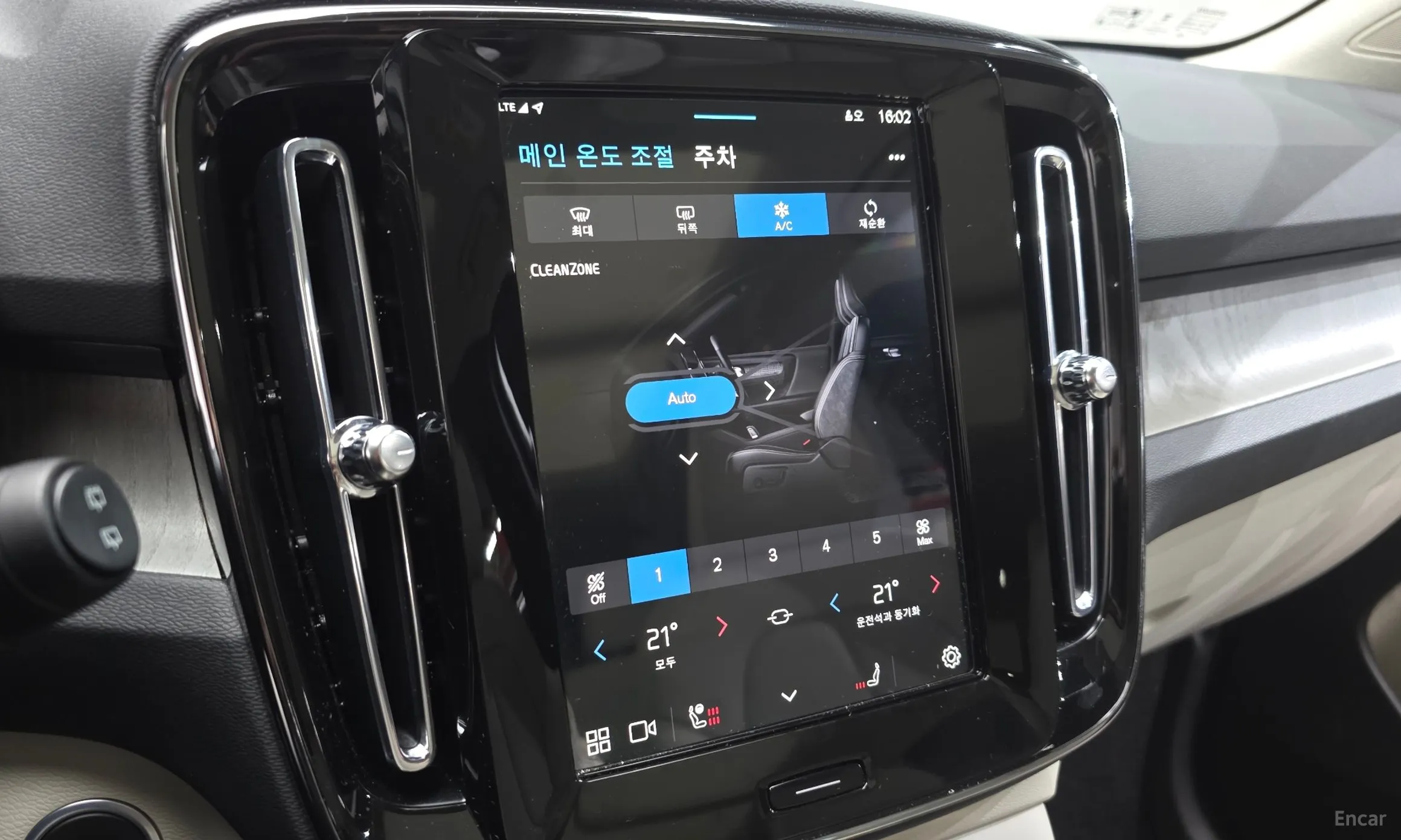 Volvo XC40 превью 16
