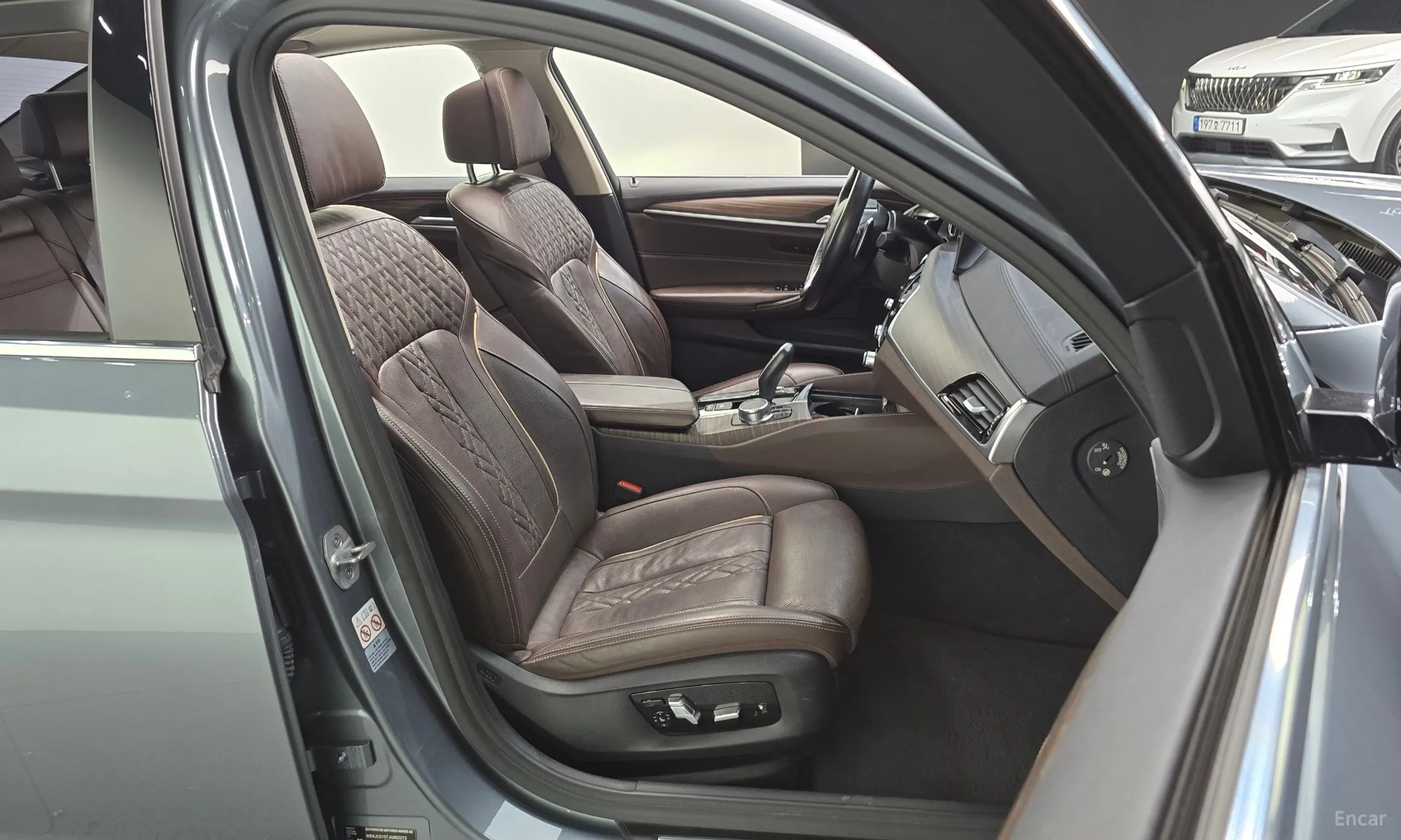BMW 5 Series (G30) превью 12