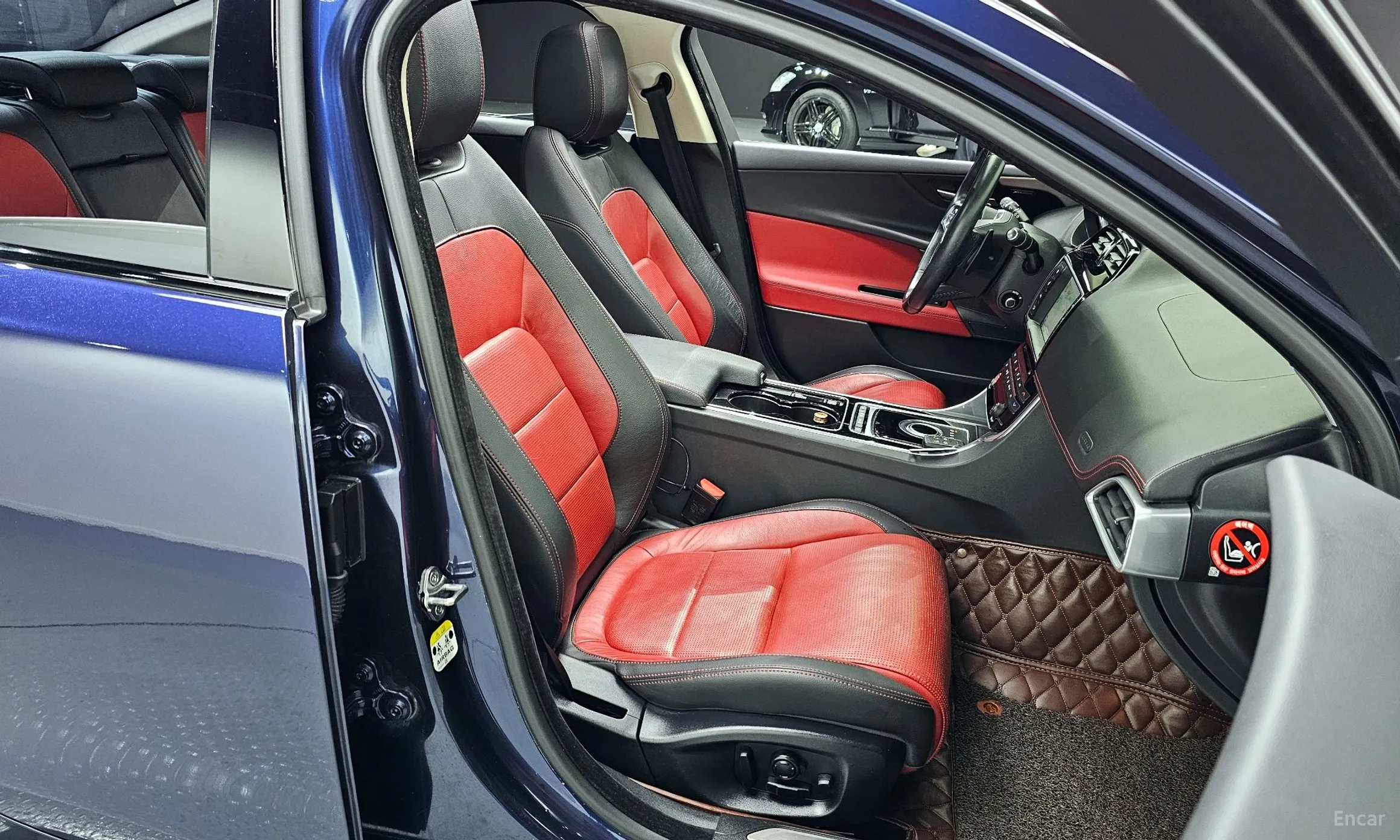 Jaguar XE превью 10