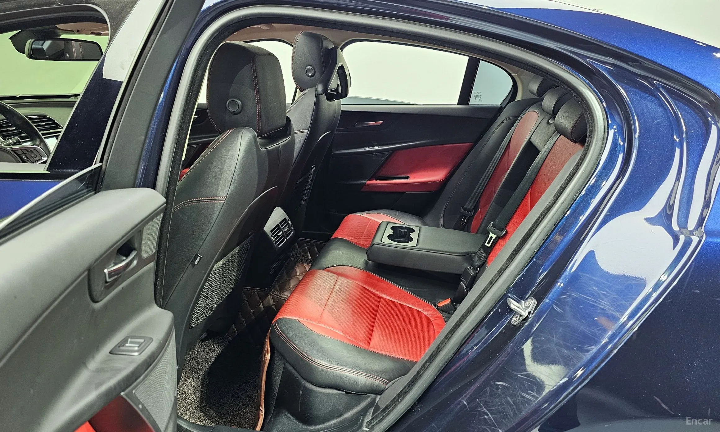 Jaguar XE превью 12