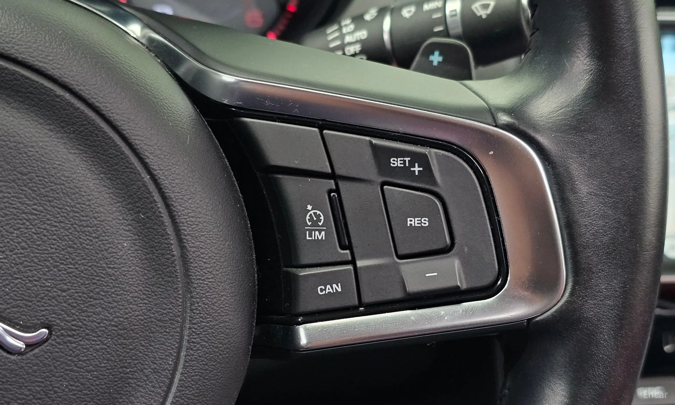 Jaguar XE превью 14