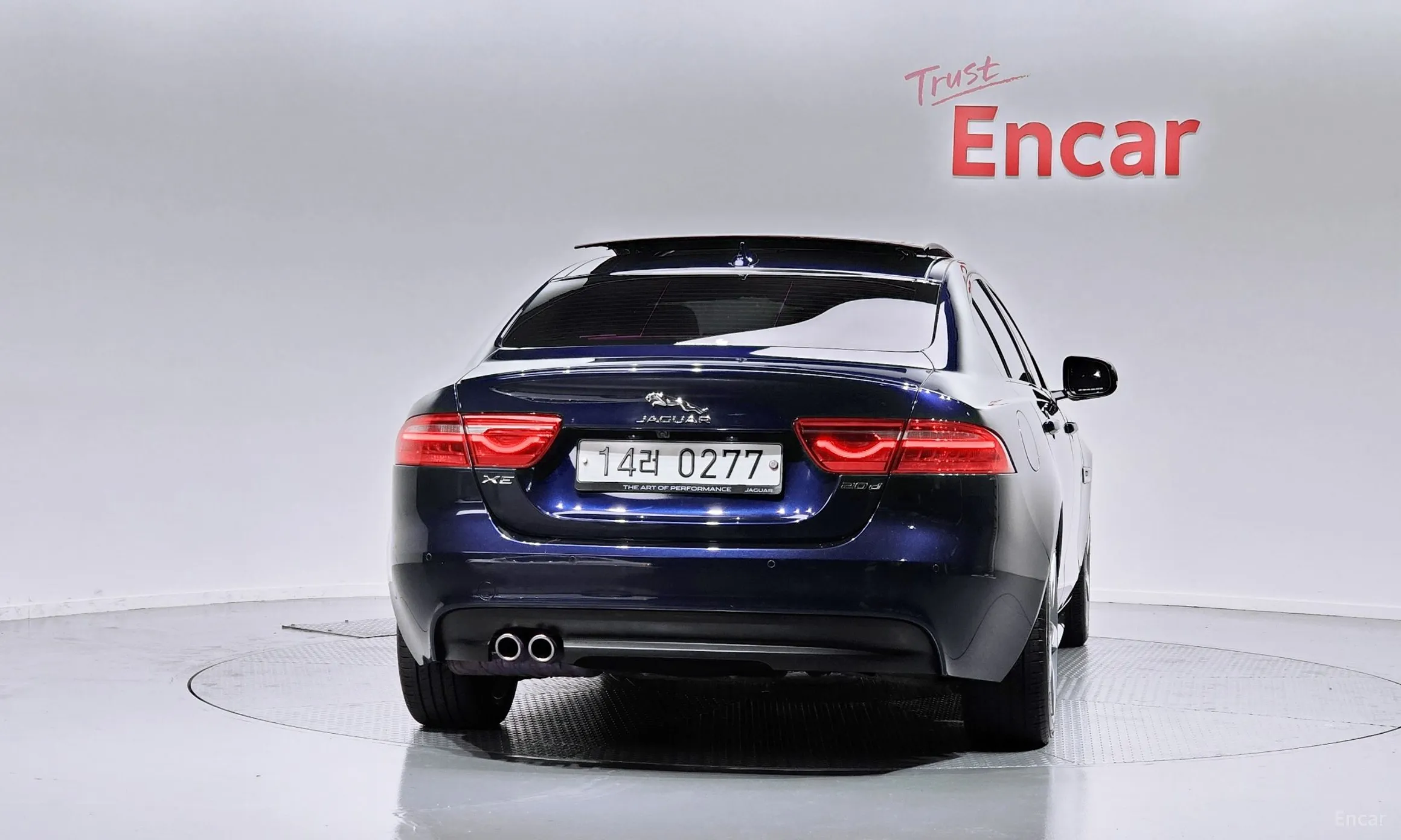 Jaguar XE превью 4