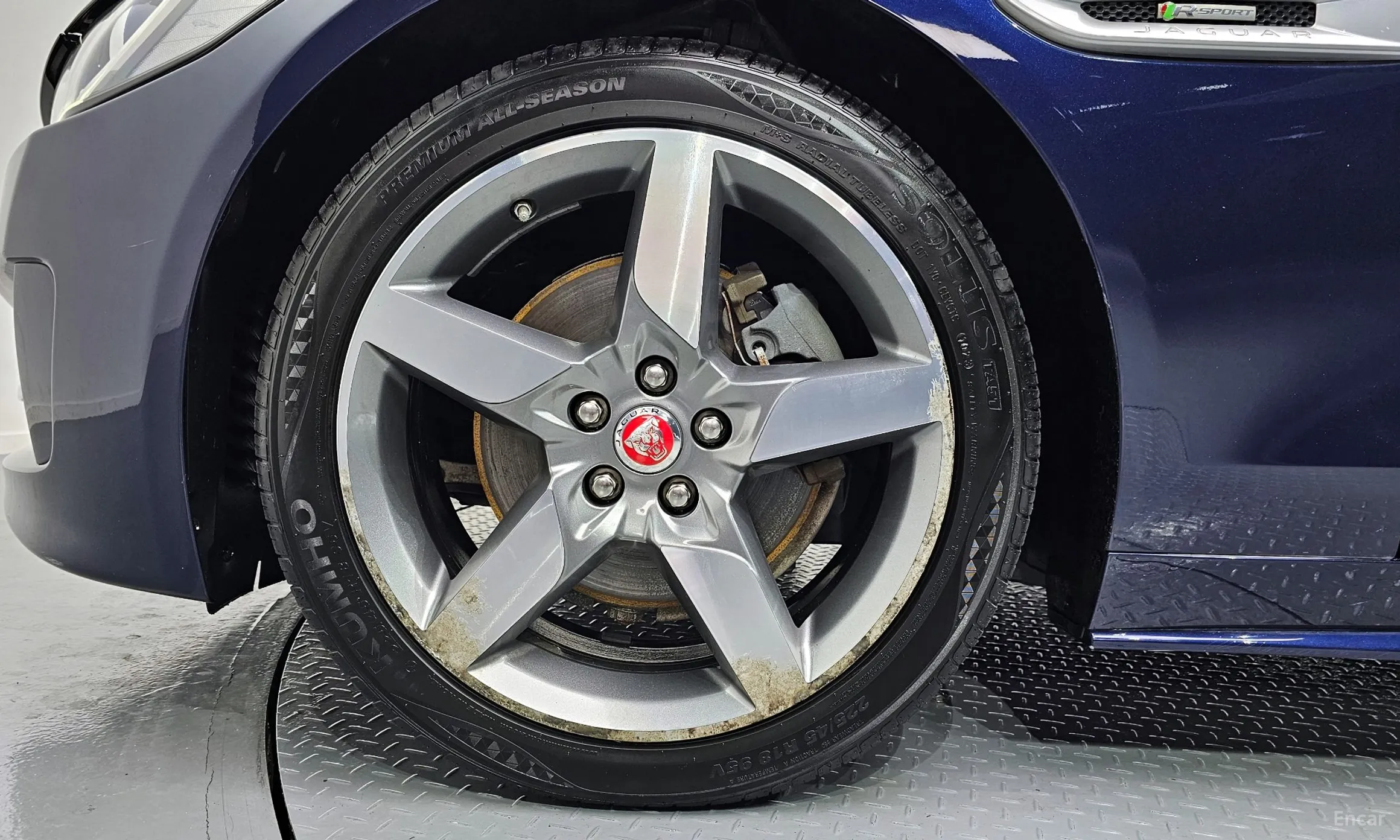 Jaguar XE превью 5