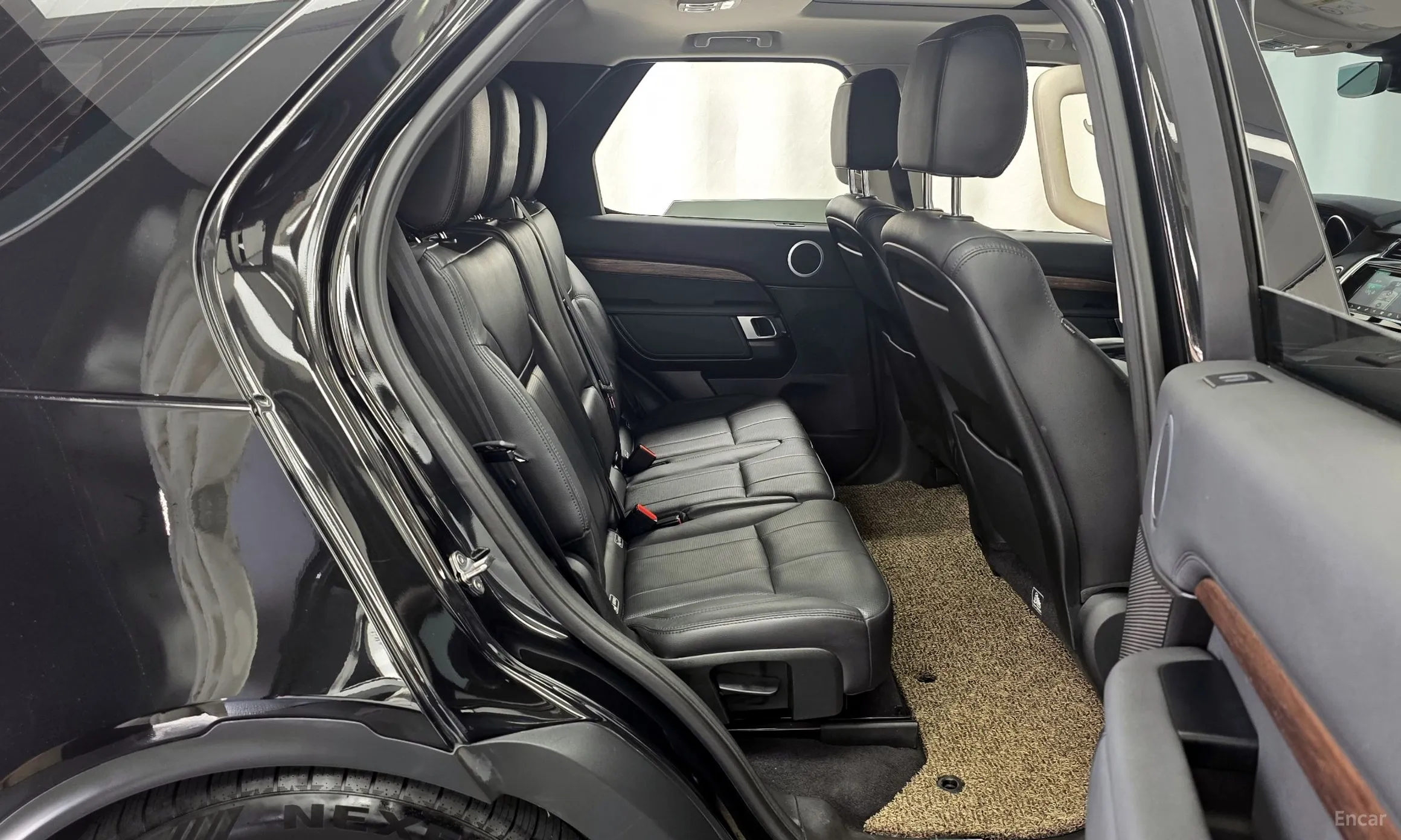 Land Rover Discovery 5 превью 12