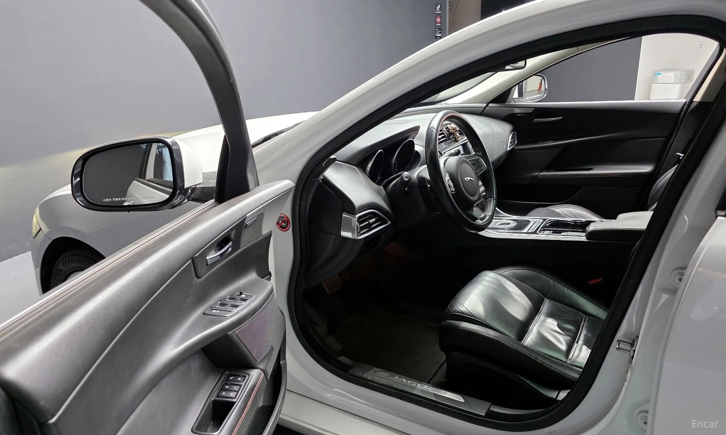 Jaguar XE превью 11