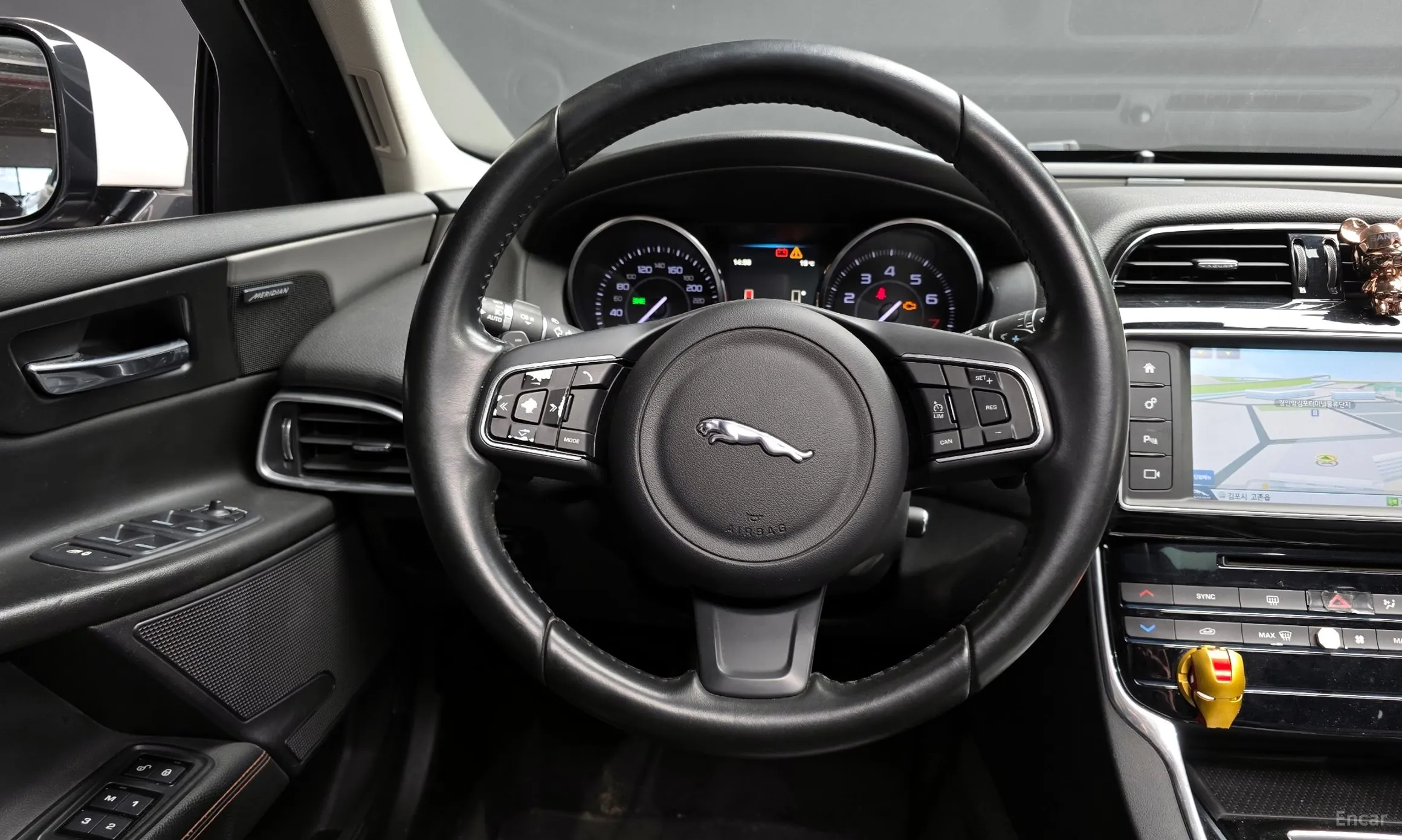 Jaguar XE превью 13
