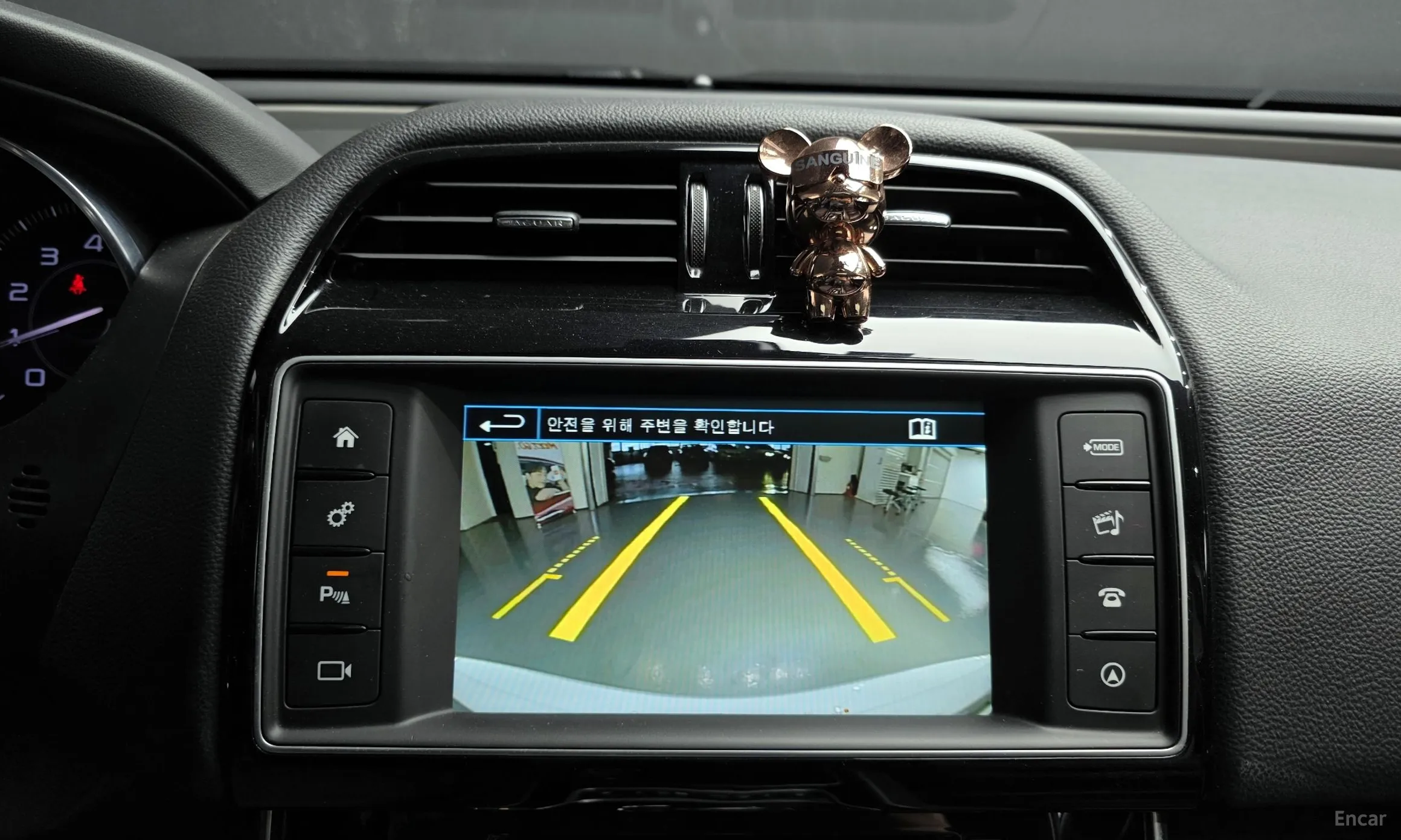 Jaguar XE превью 14