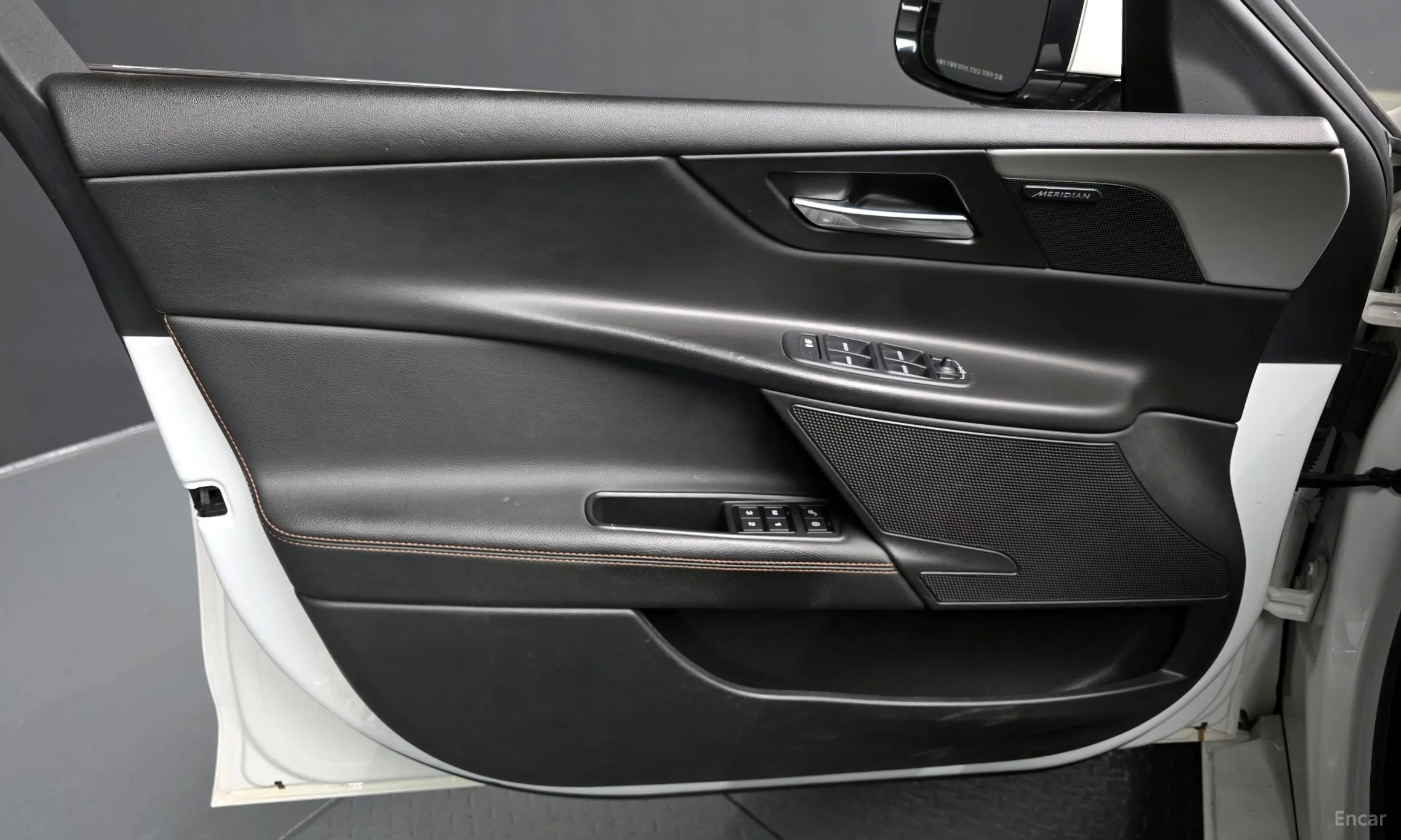 Jaguar XE превью 17