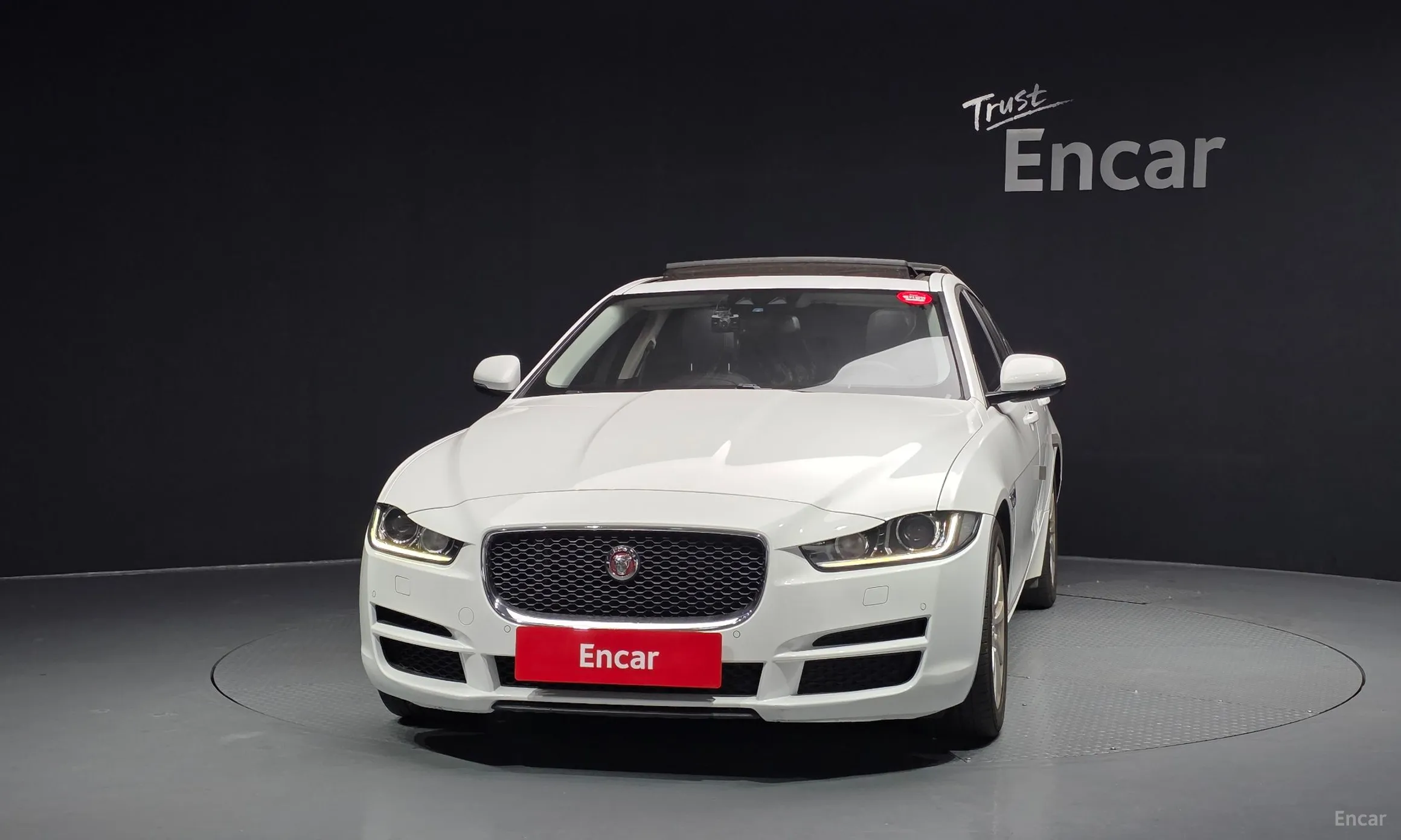 Jaguar XE превью 3