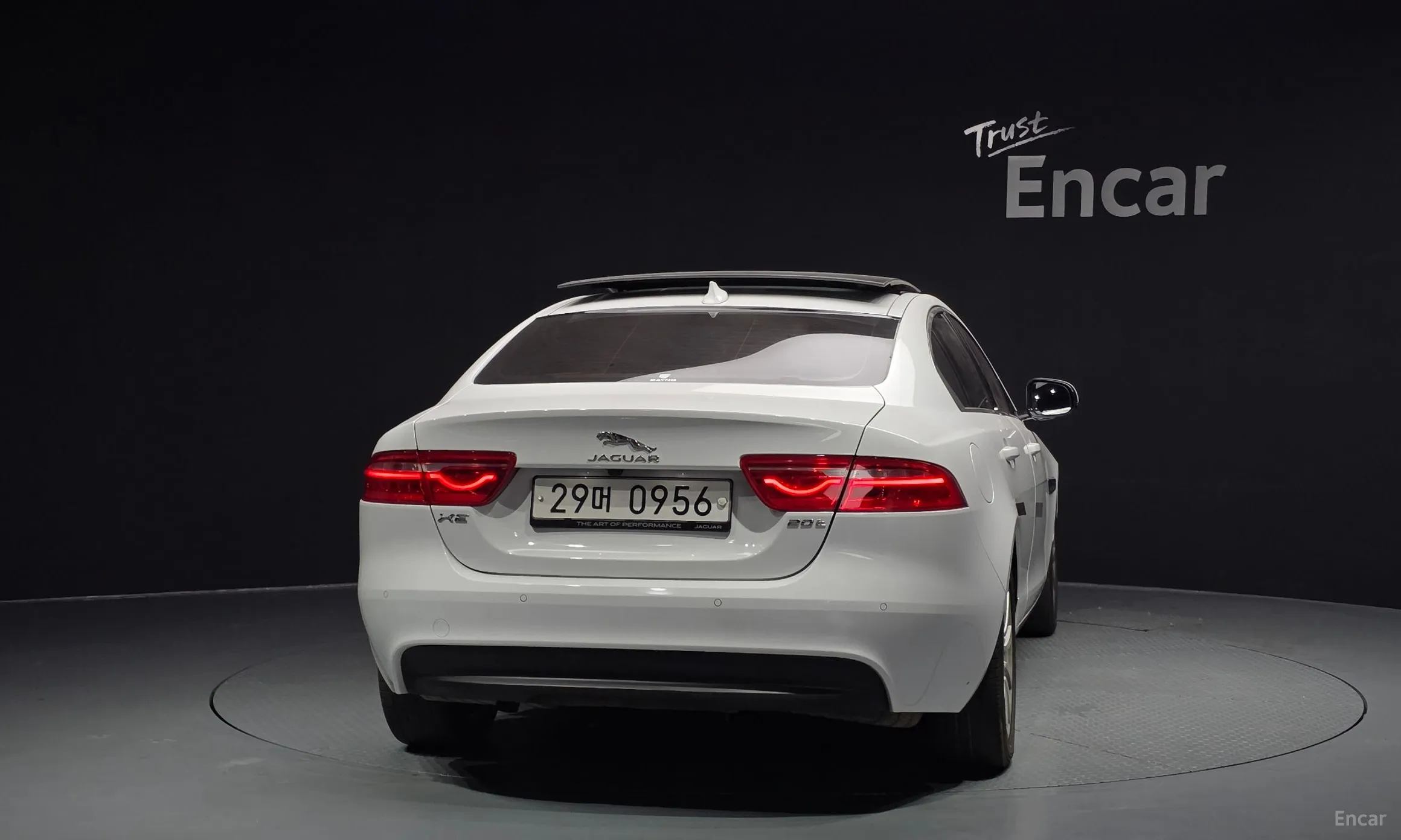 Jaguar XE превью 4