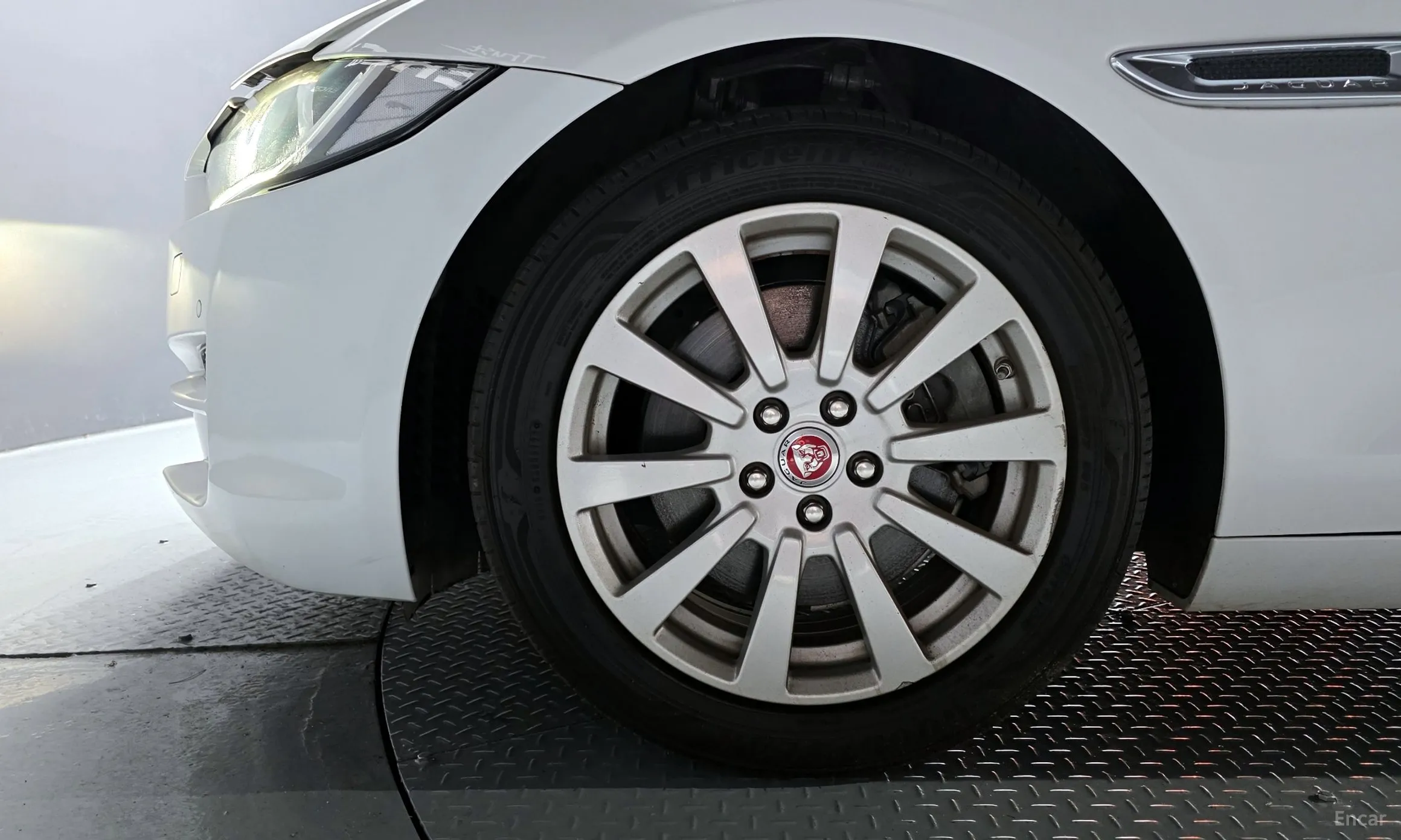 Jaguar XE превью 5