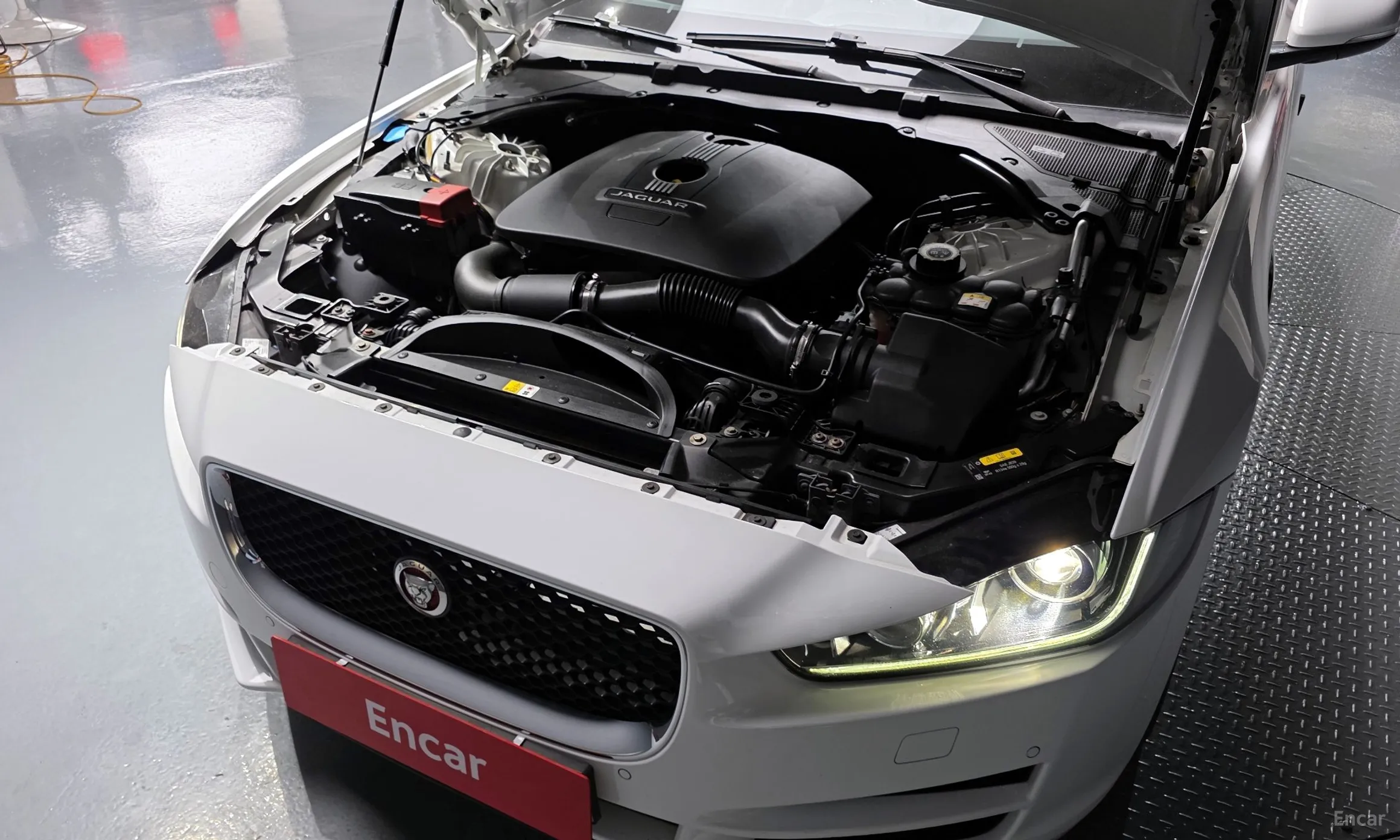 Jaguar XE превью 6
