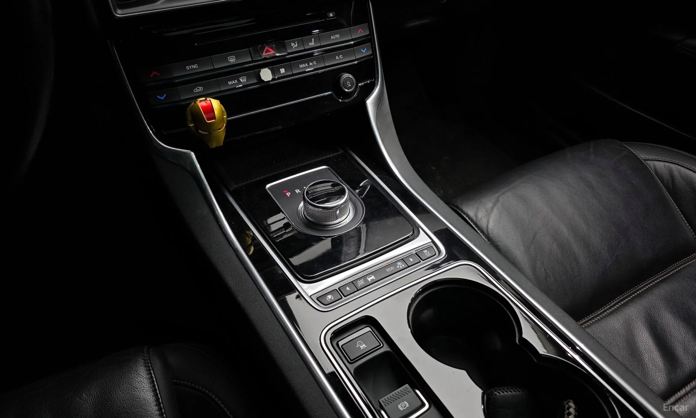 Jaguar XE превью 9