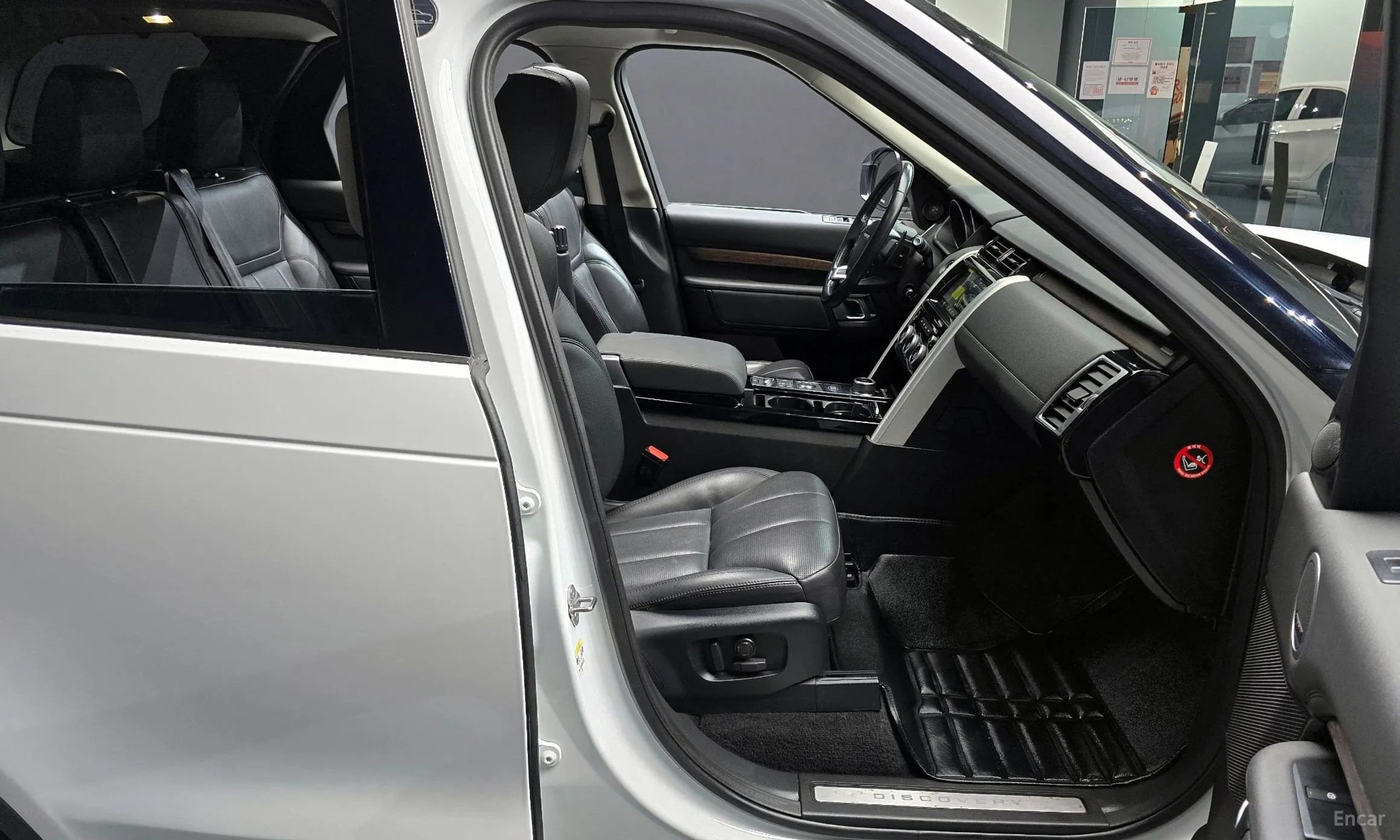 Land Rover Discovery 5 превью 10