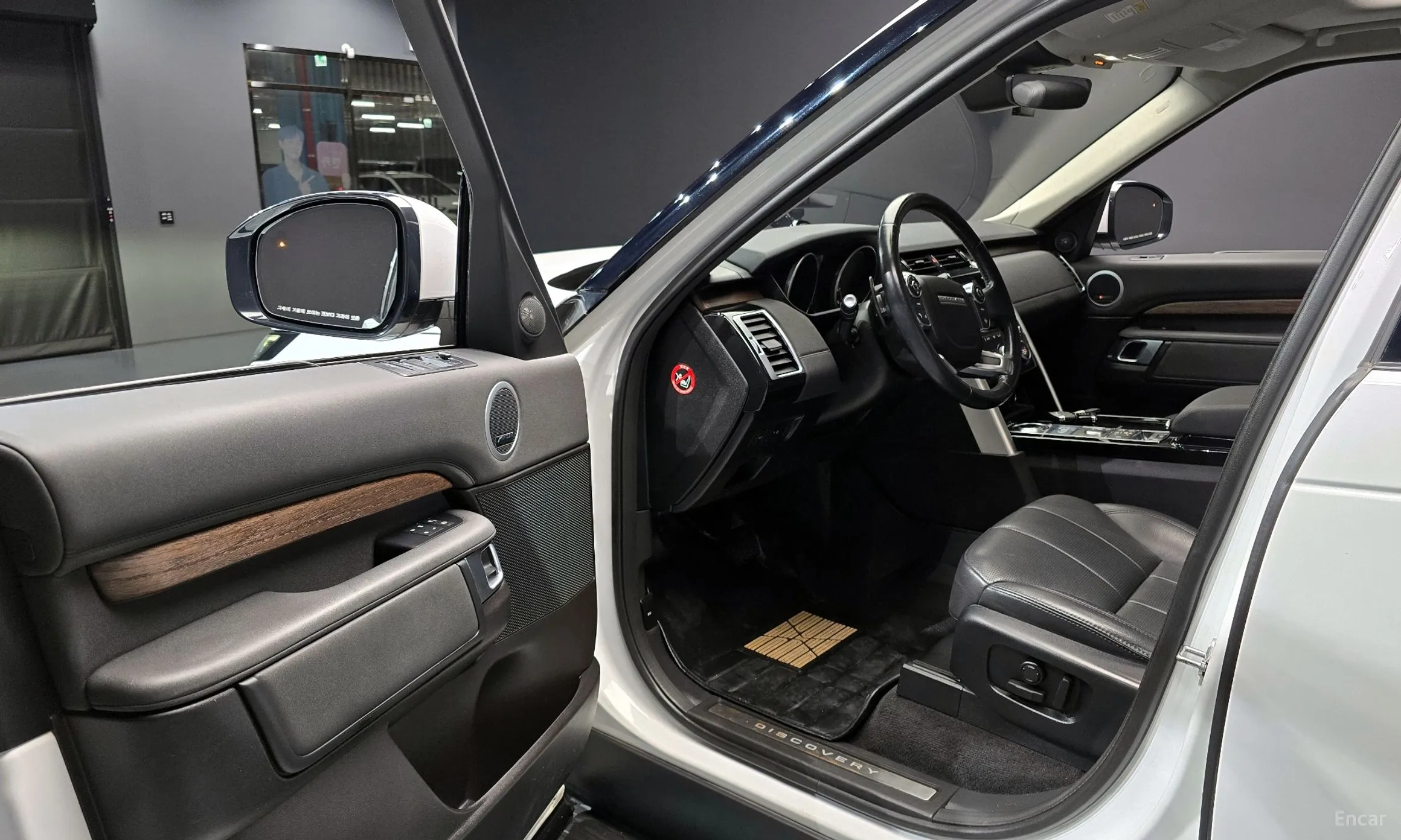 Land Rover Discovery 5 превью 11