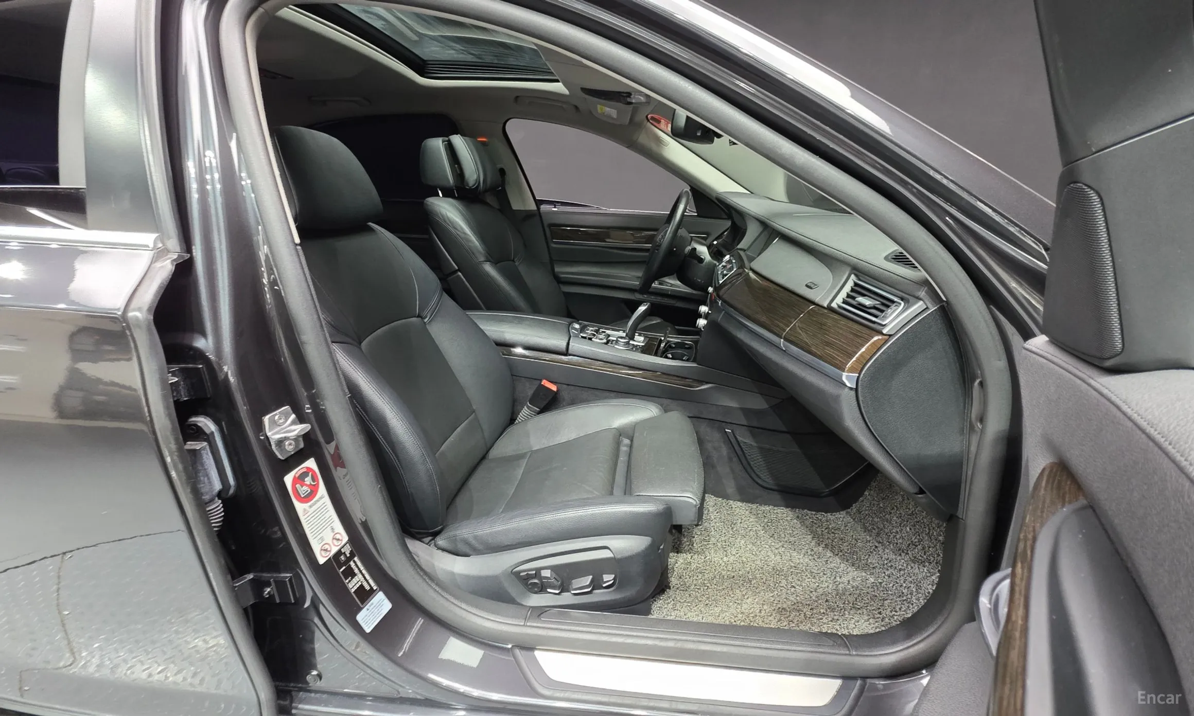 BMW 7 Series (F01) превью 10