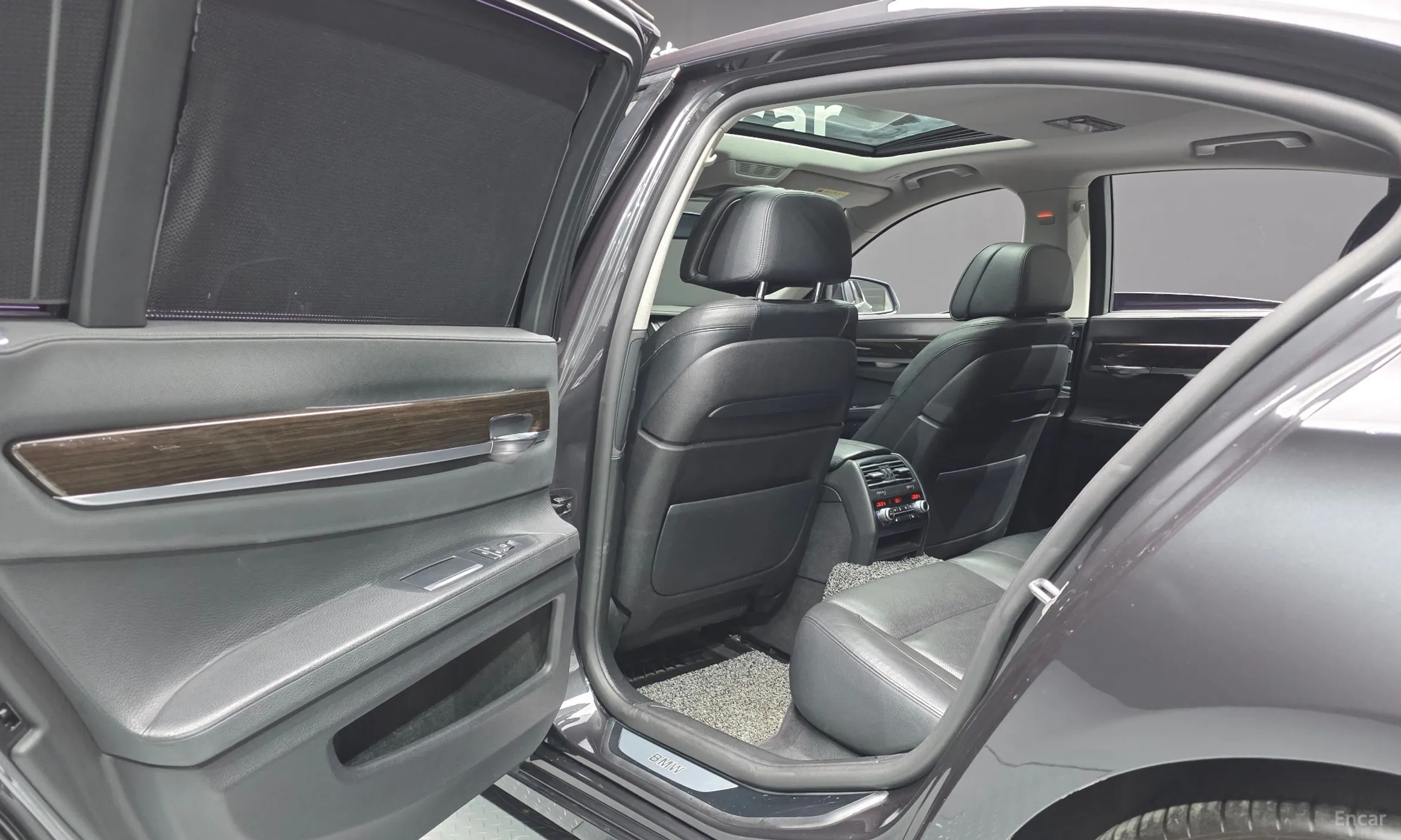 BMW 7 Series (F01) превью 18