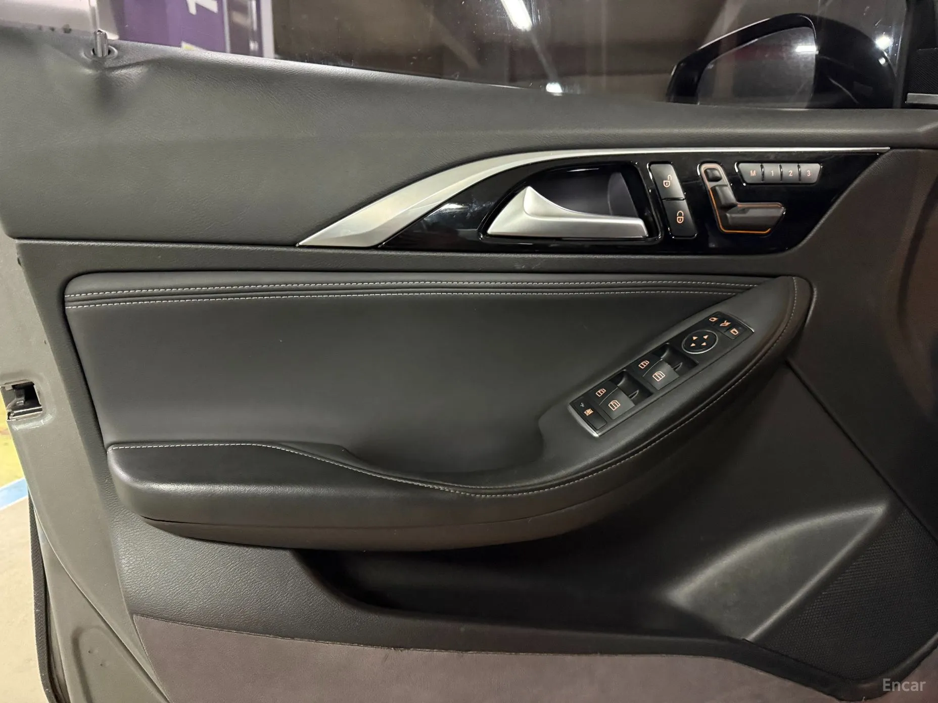 Infiniti Q30 превью 19