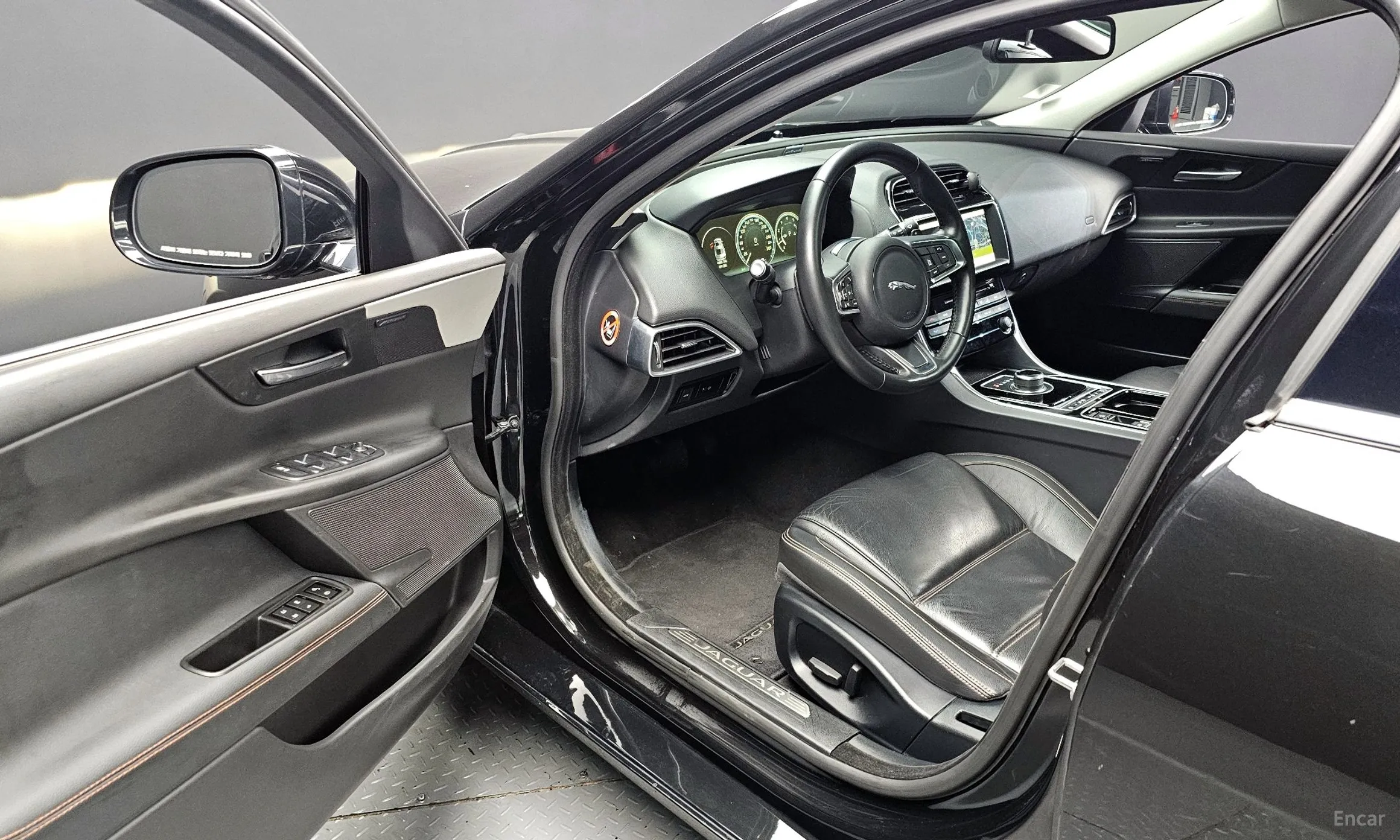 Jaguar XE превью 11
