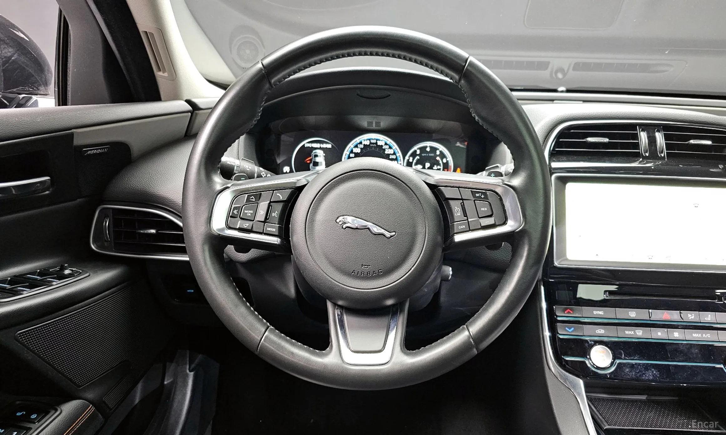 Jaguar XE превью 13