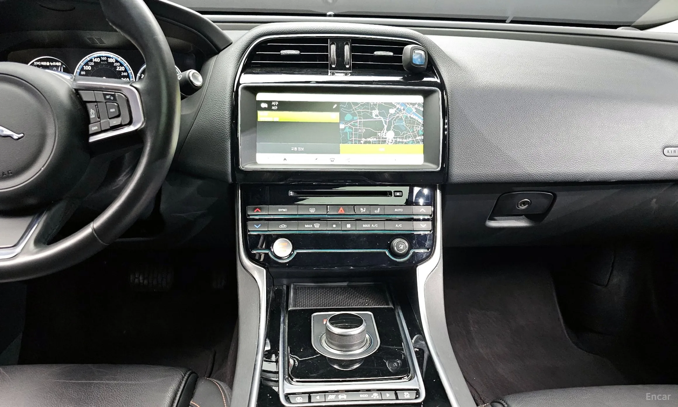 Jaguar XE превью 14