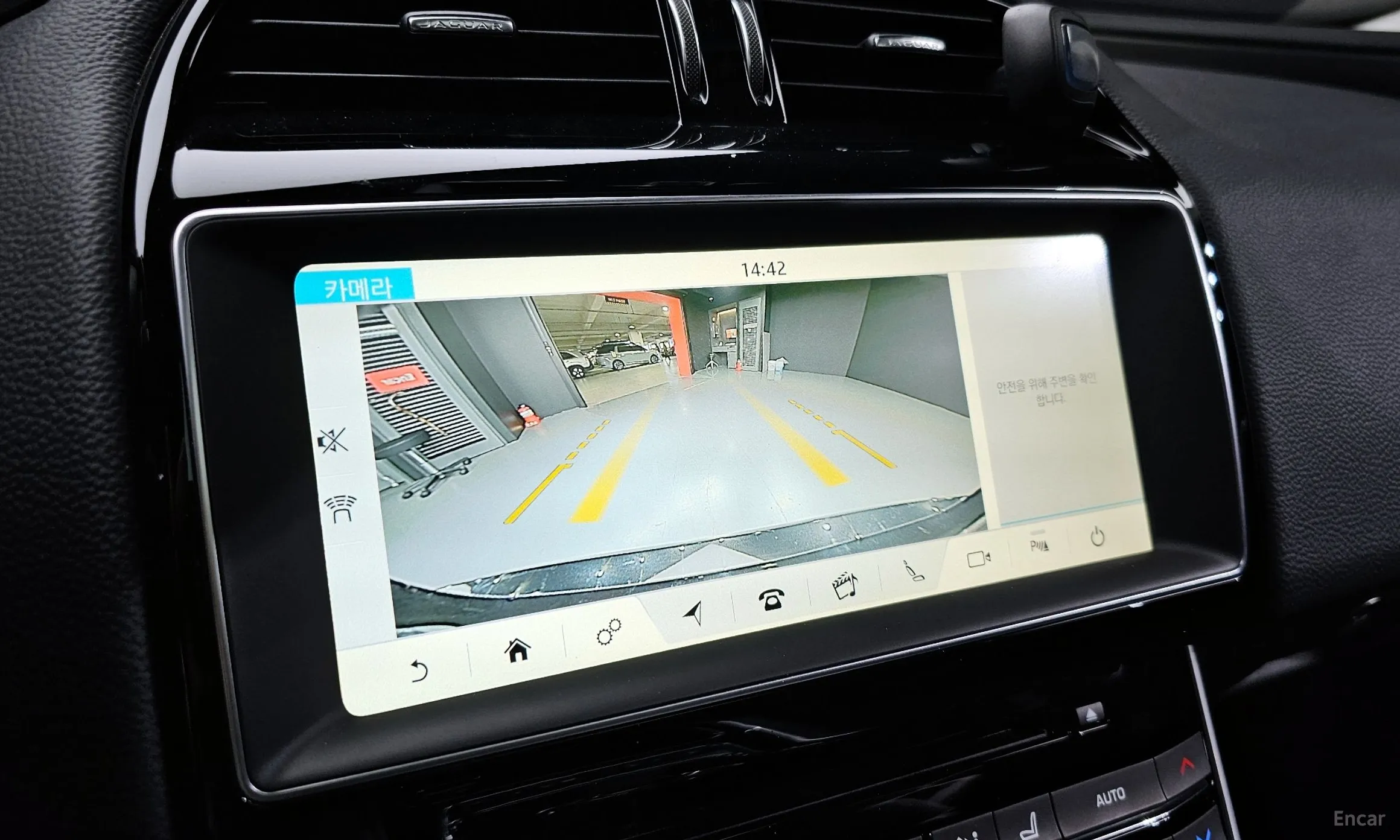 Jaguar XE превью 15