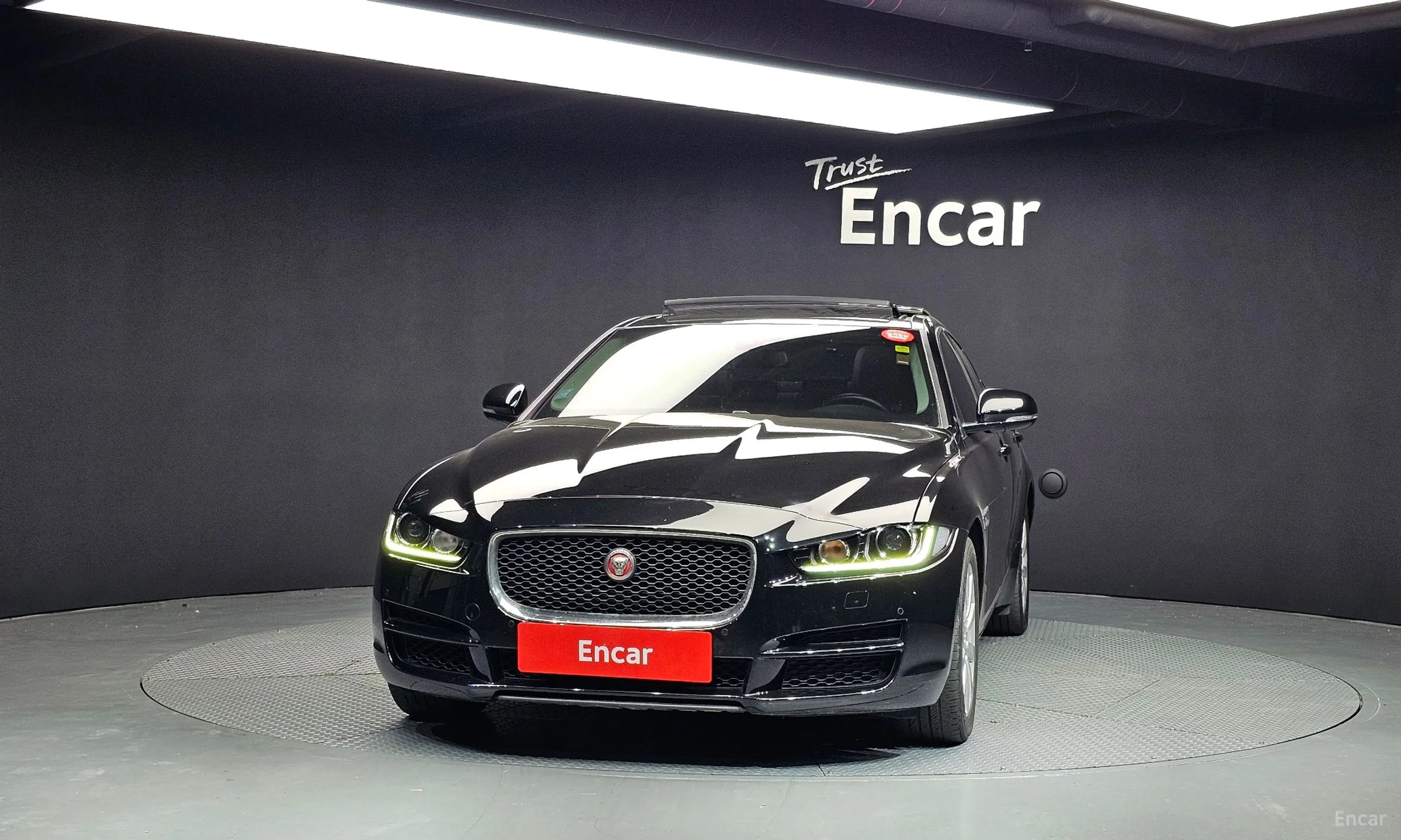 Jaguar XE превью 3