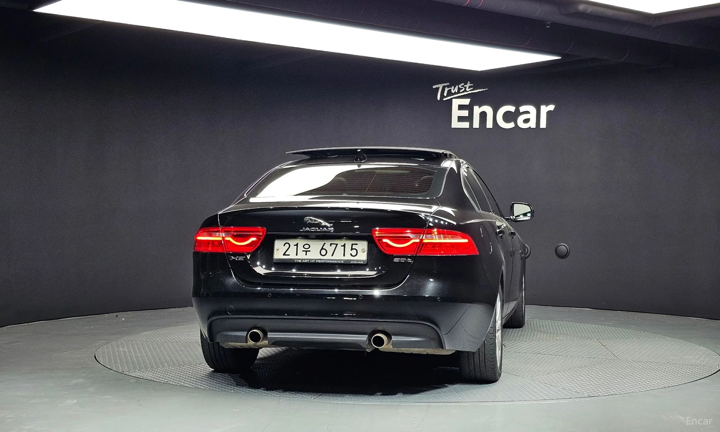 Jaguar XE превью 4
