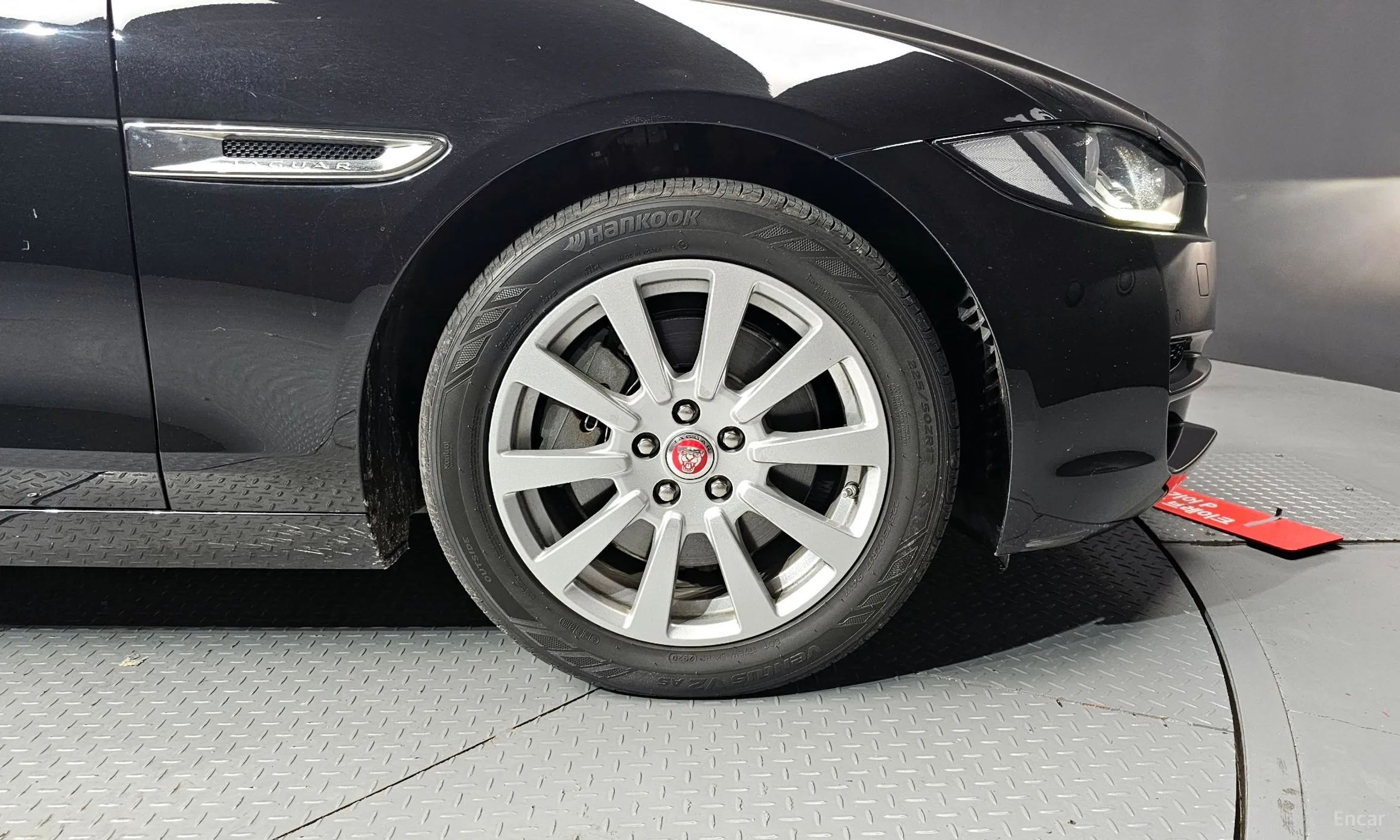 Jaguar XE превью 5