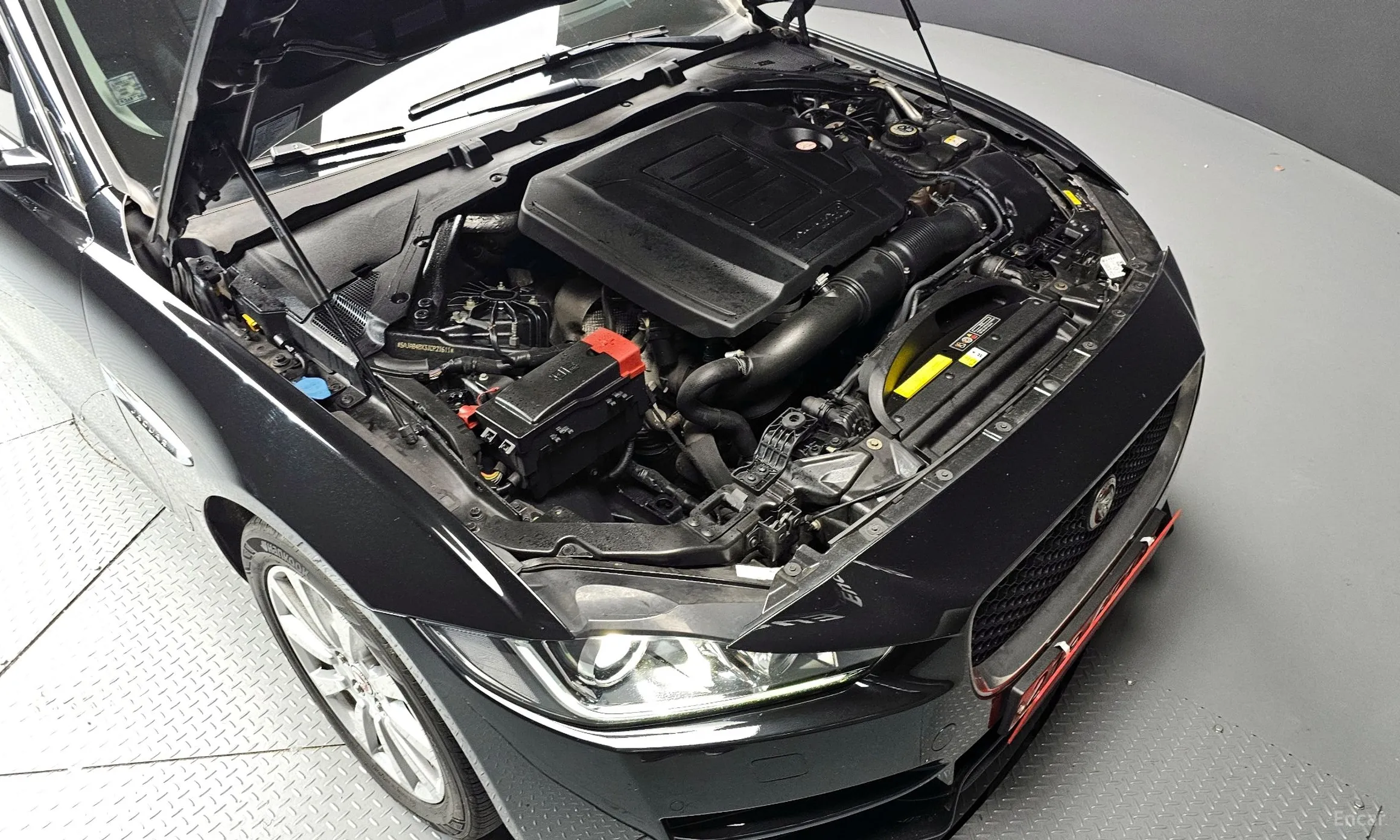 Jaguar XE превью 6