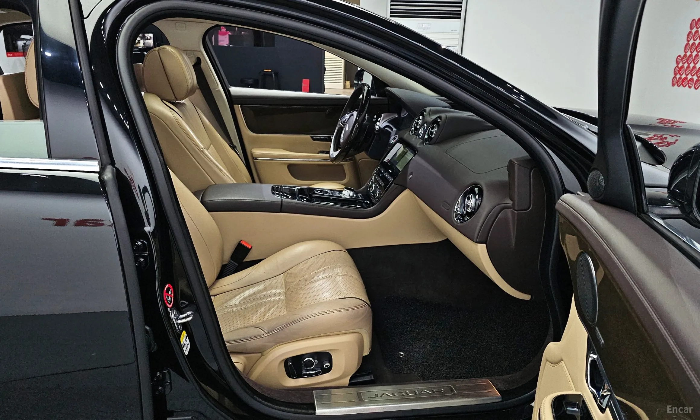 Jaguar All New XJ превью 12