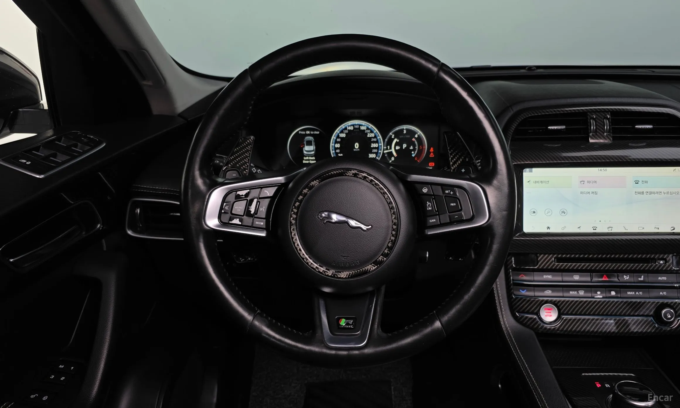 Jaguar F-PACE превью 13