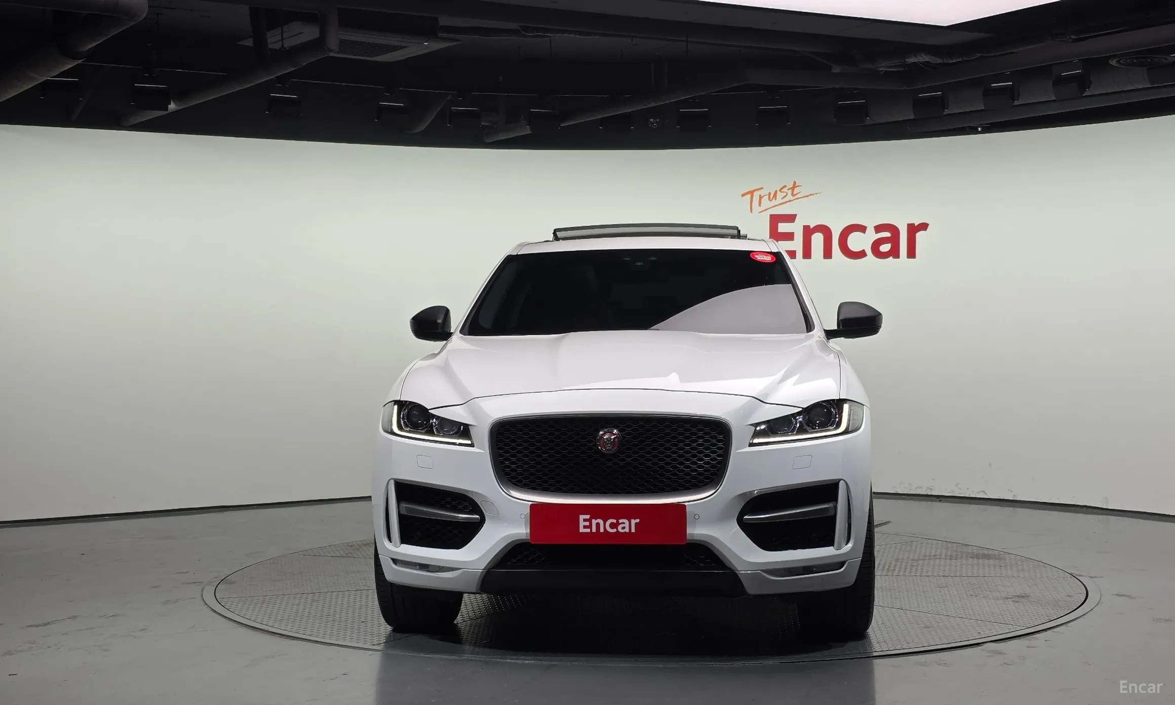 Jaguar F-PACE превью 3