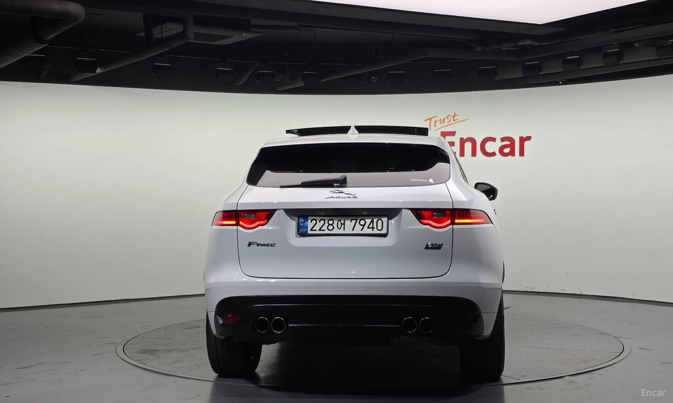 Jaguar F-PACE превью 4