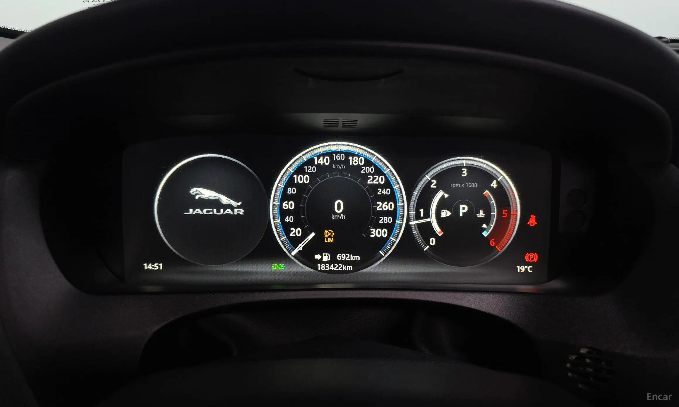 Jaguar F-PACE превью 8