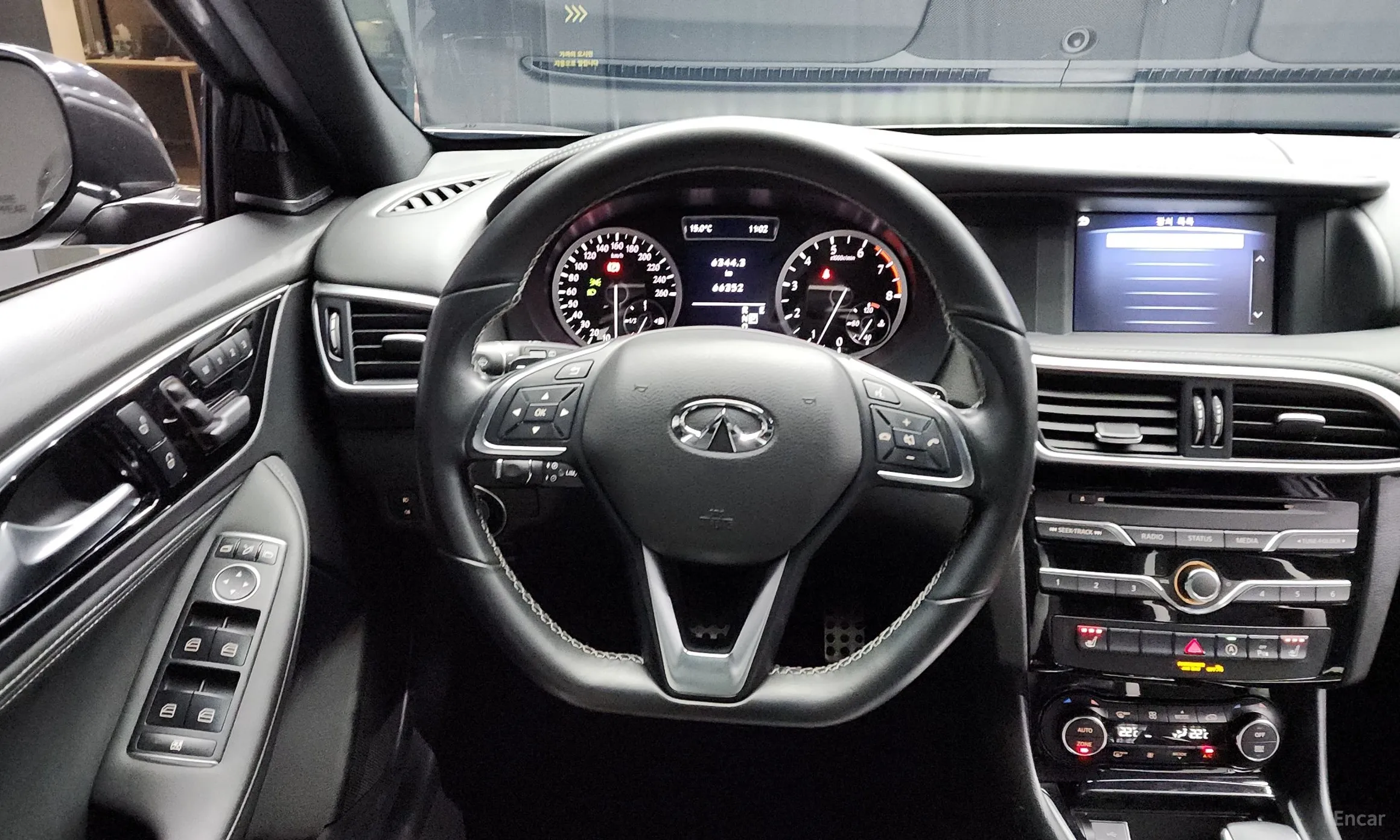 Infiniti Q30 превью 13