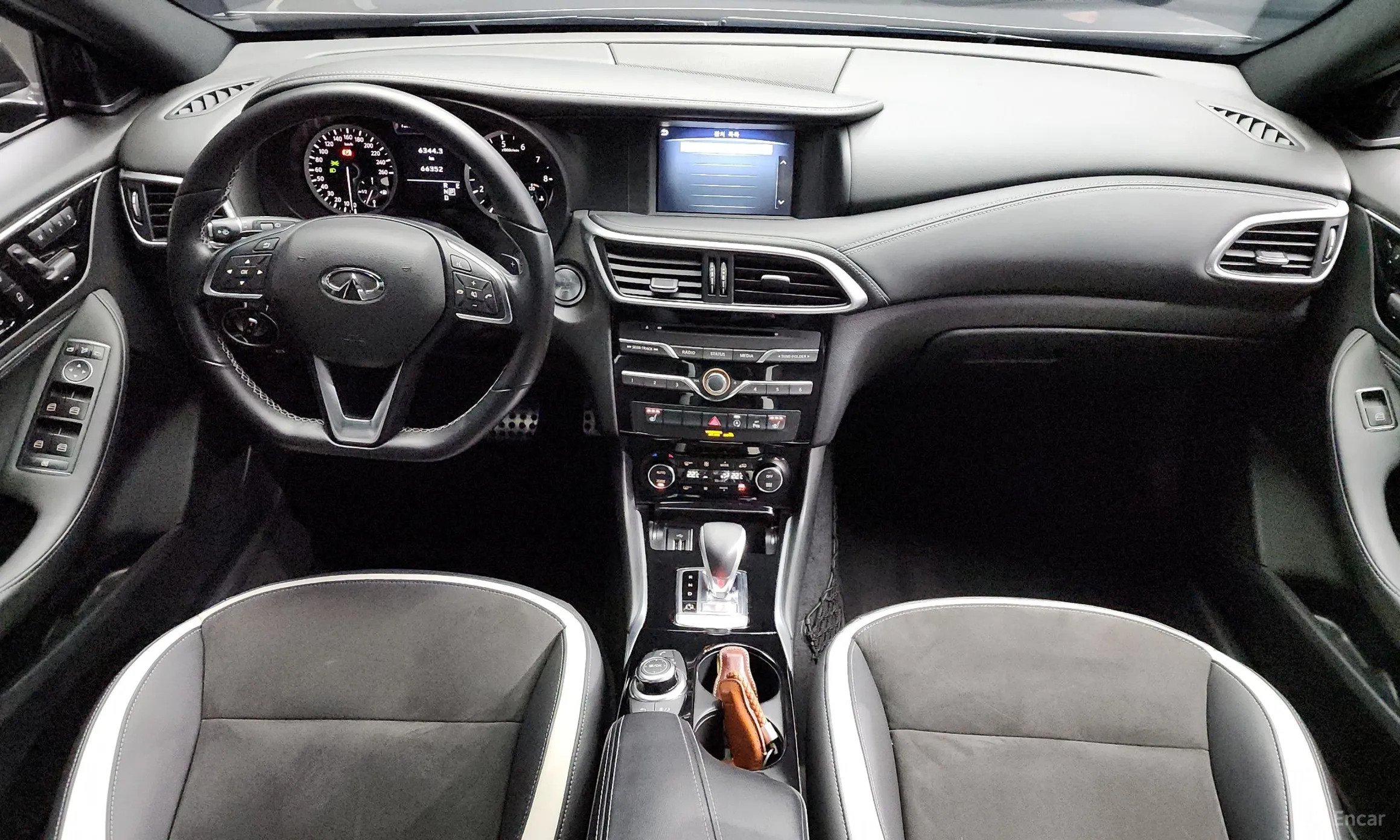 Infiniti Q30 превью 7