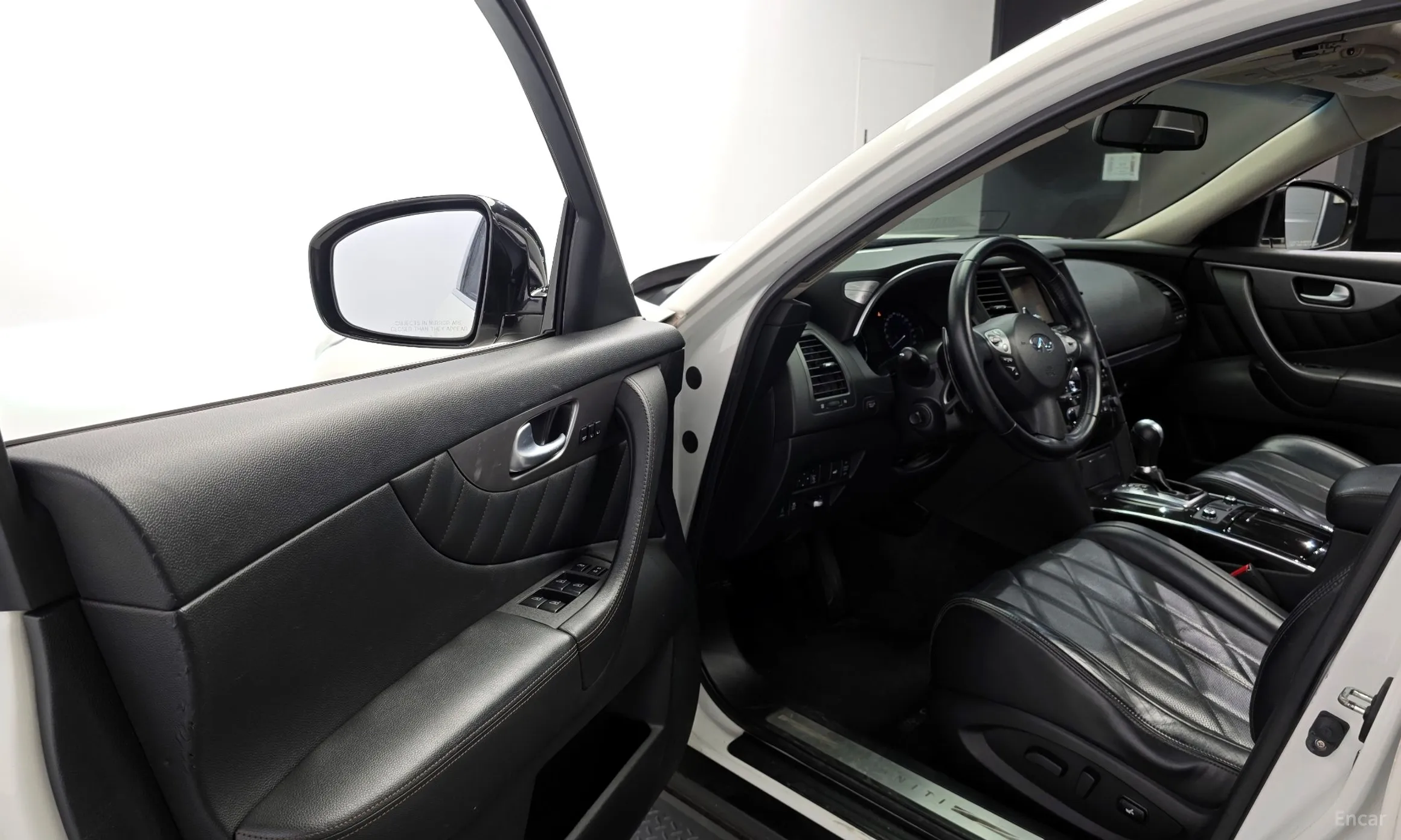 Infiniti QX70 превью 11