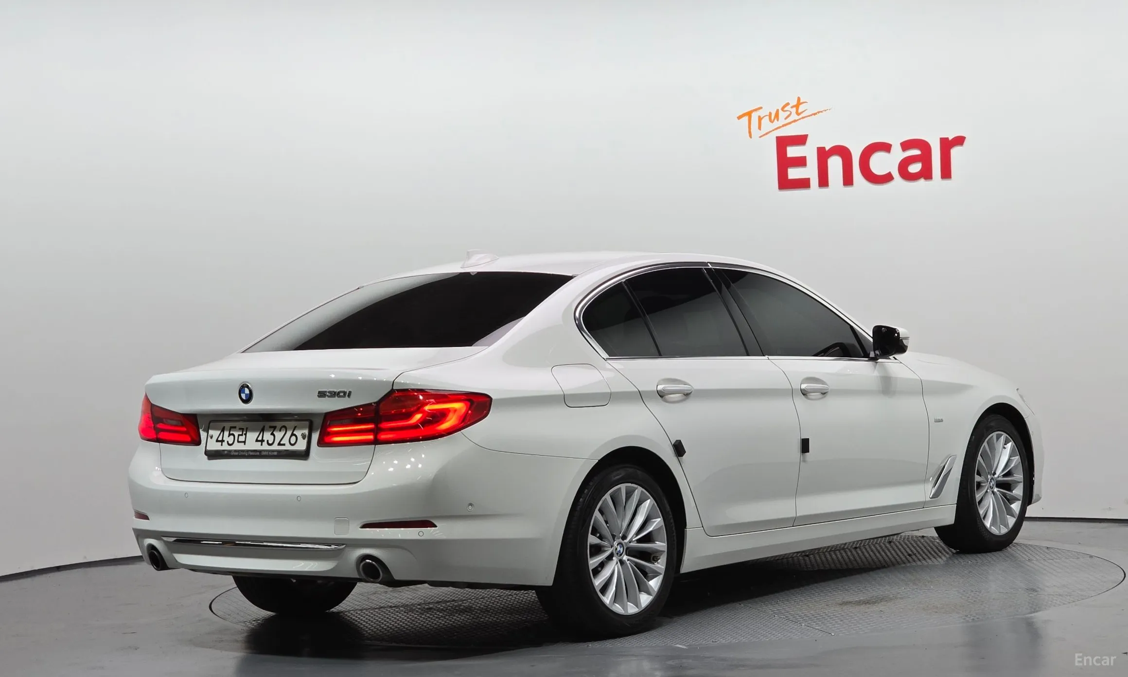 BMW 5 Series (G30) превью 2