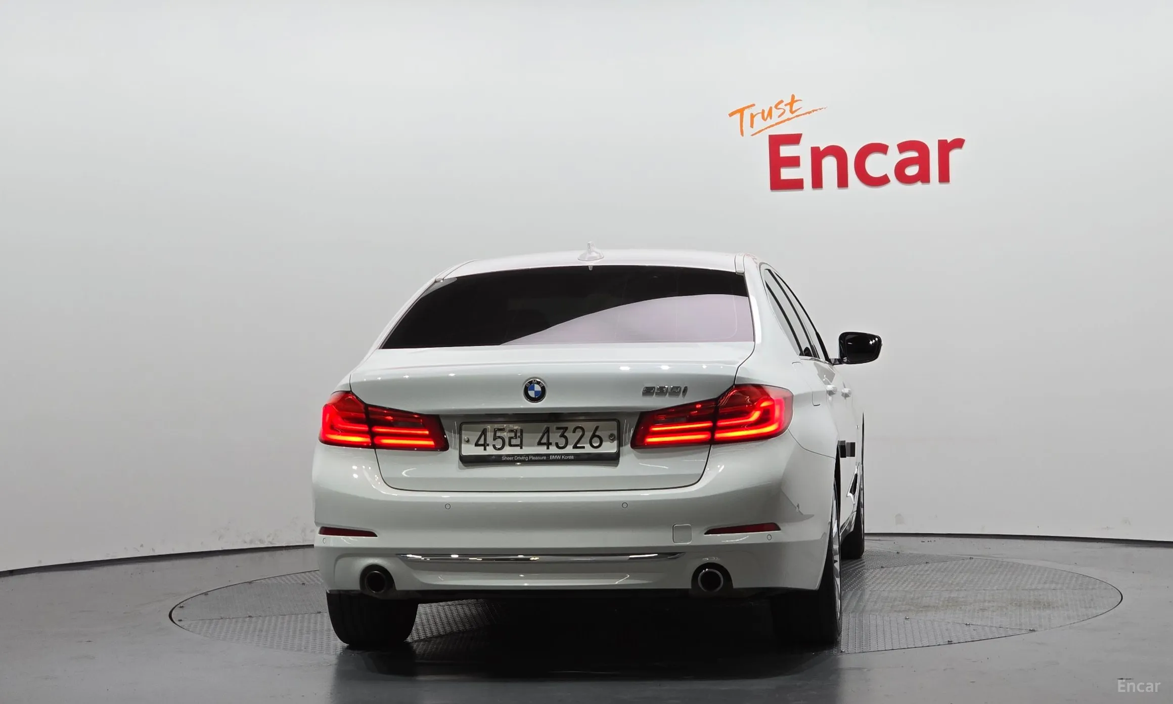 BMW 5 Series (G30) превью 4
