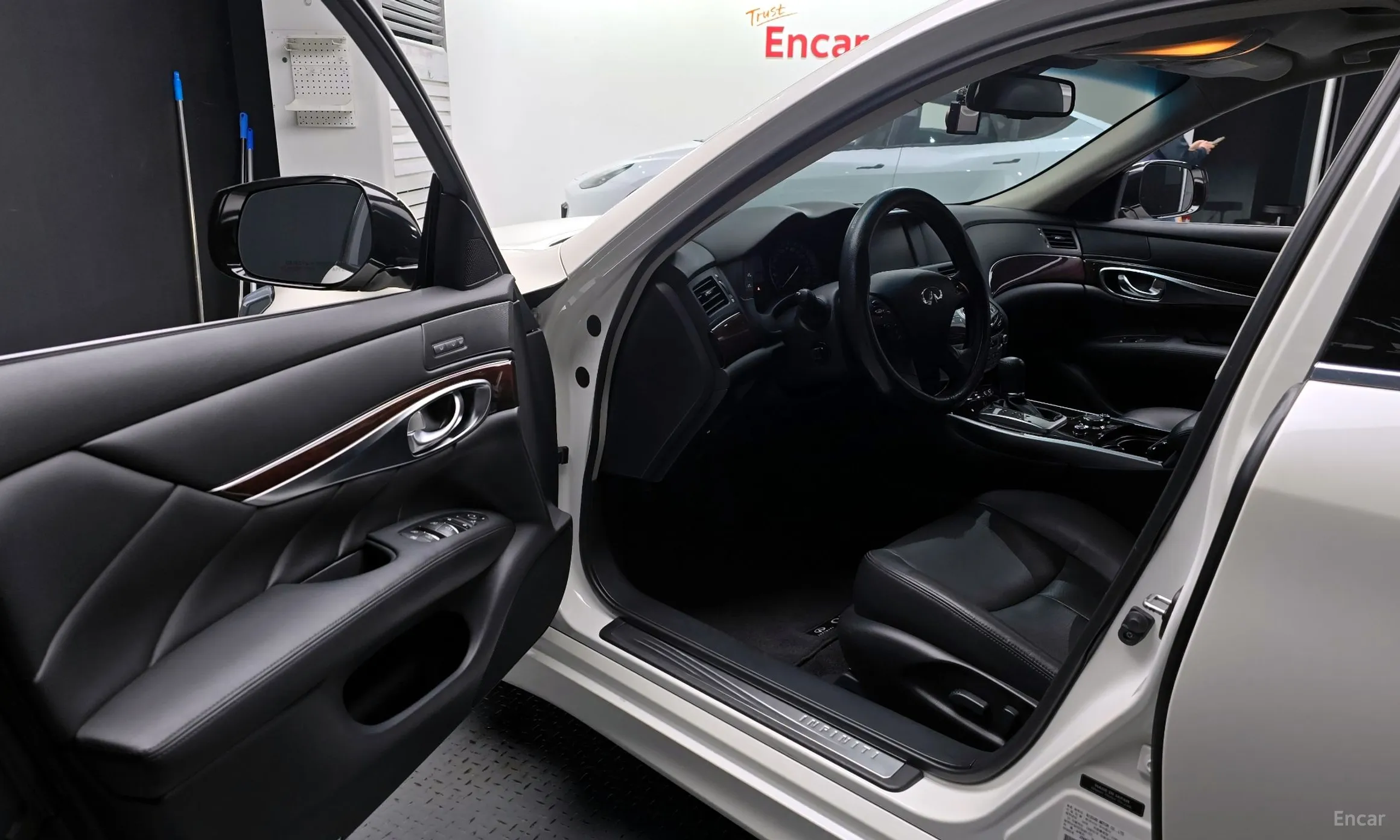 Infiniti Q70 превью 10