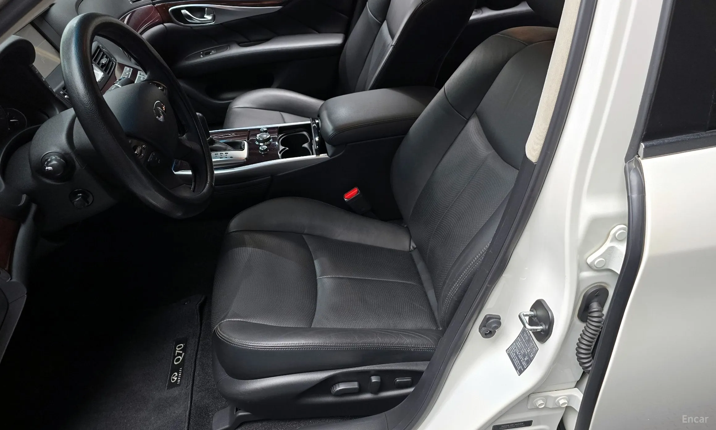 Infiniti Q70 превью 11