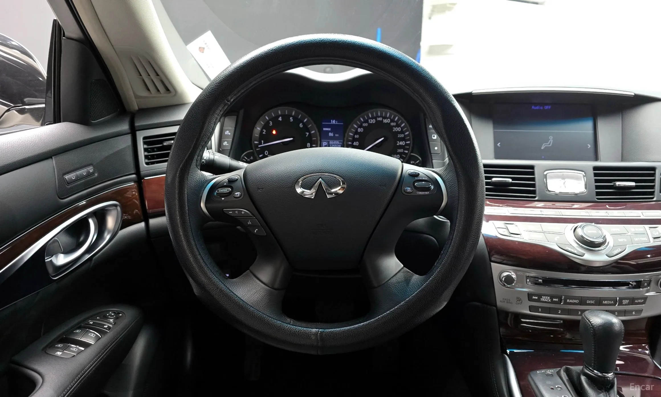 Infiniti Q70 превью 13
