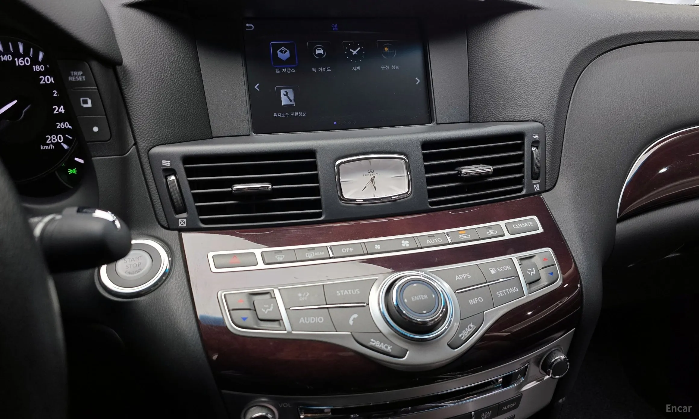 Infiniti Q70 превью 15