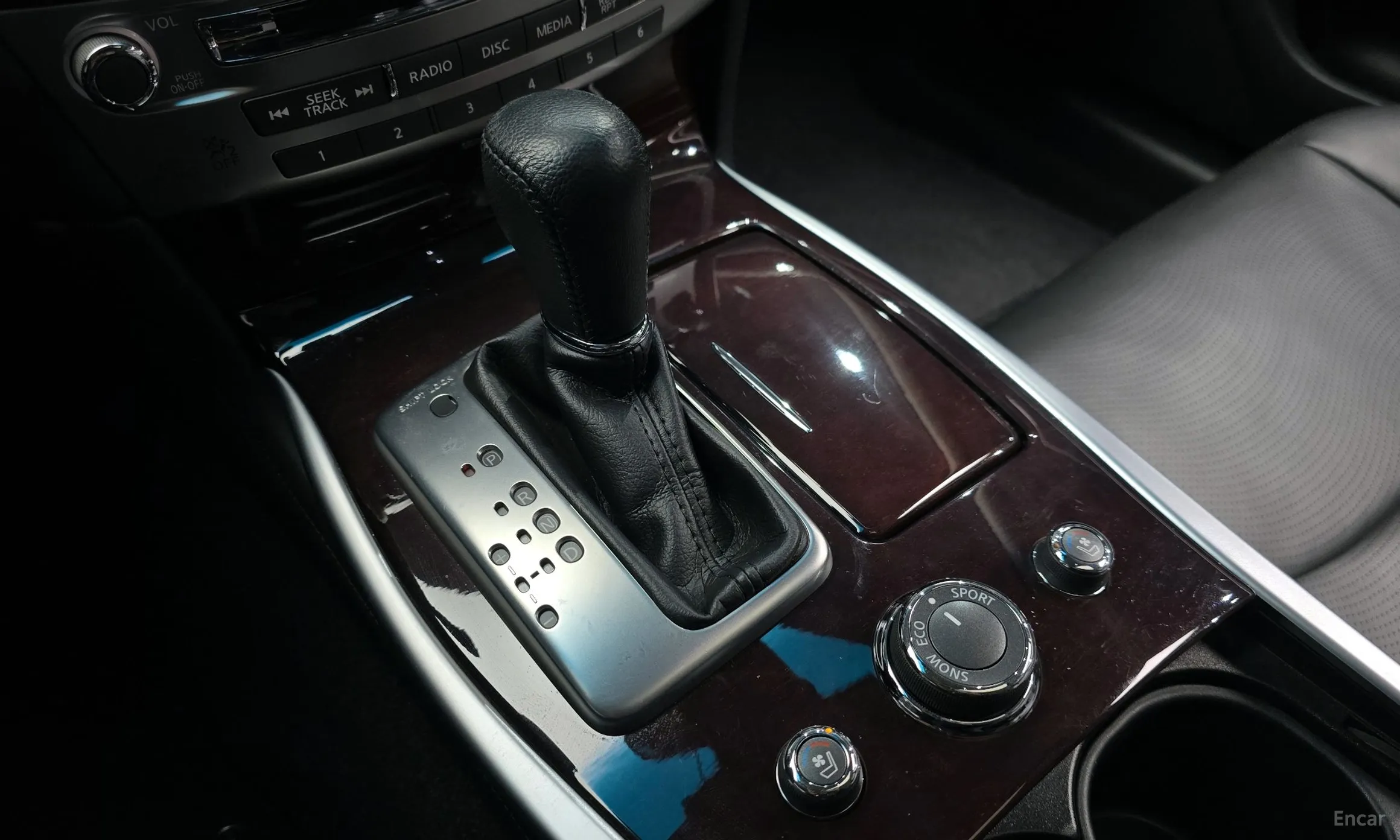 Infiniti Q70 превью 9