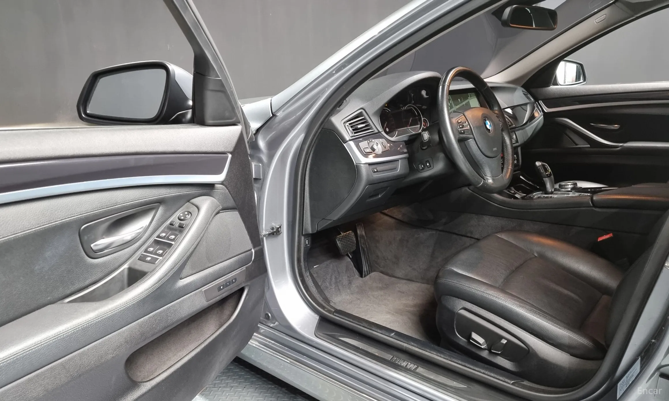 BMW 5 Series (F10) превью 10