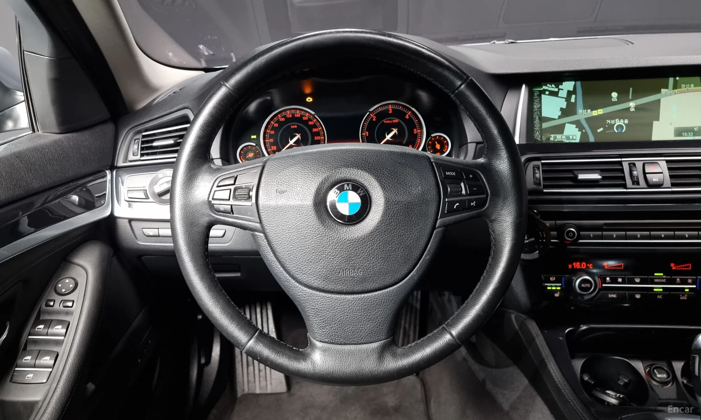 BMW 5 Series (F10) превью 13
