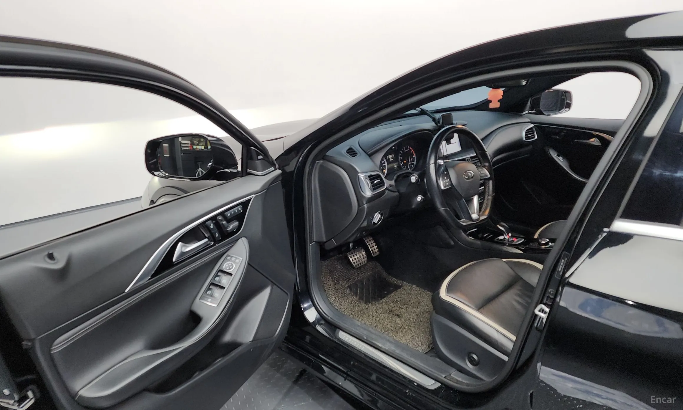 Infiniti Q30 превью 10